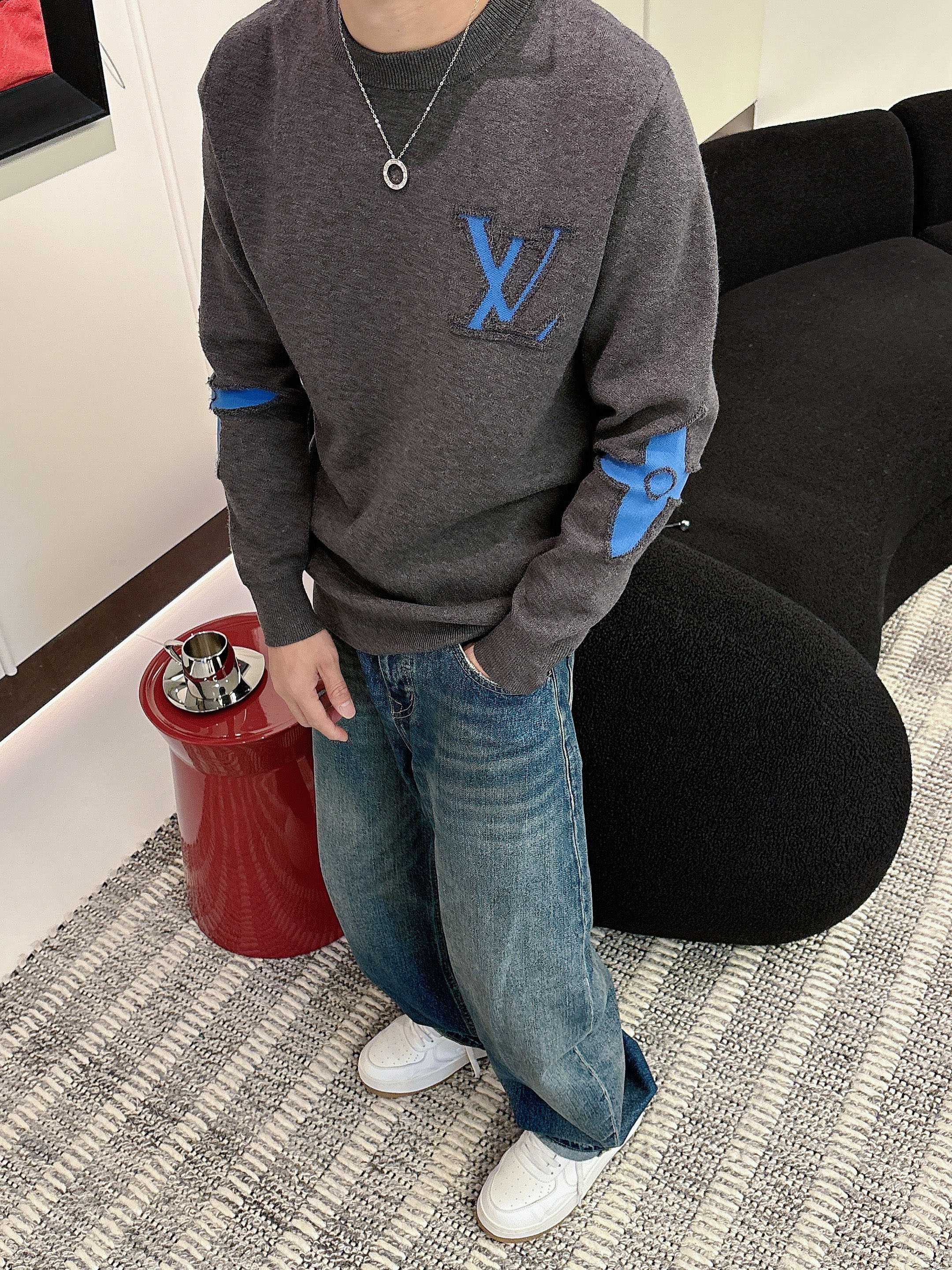 · LV 2025官网秋冬季最新款圆领毛衣，专柜同步在售爆款！特供羊毛混纺面料.手感舒适.可直接接触皮肤