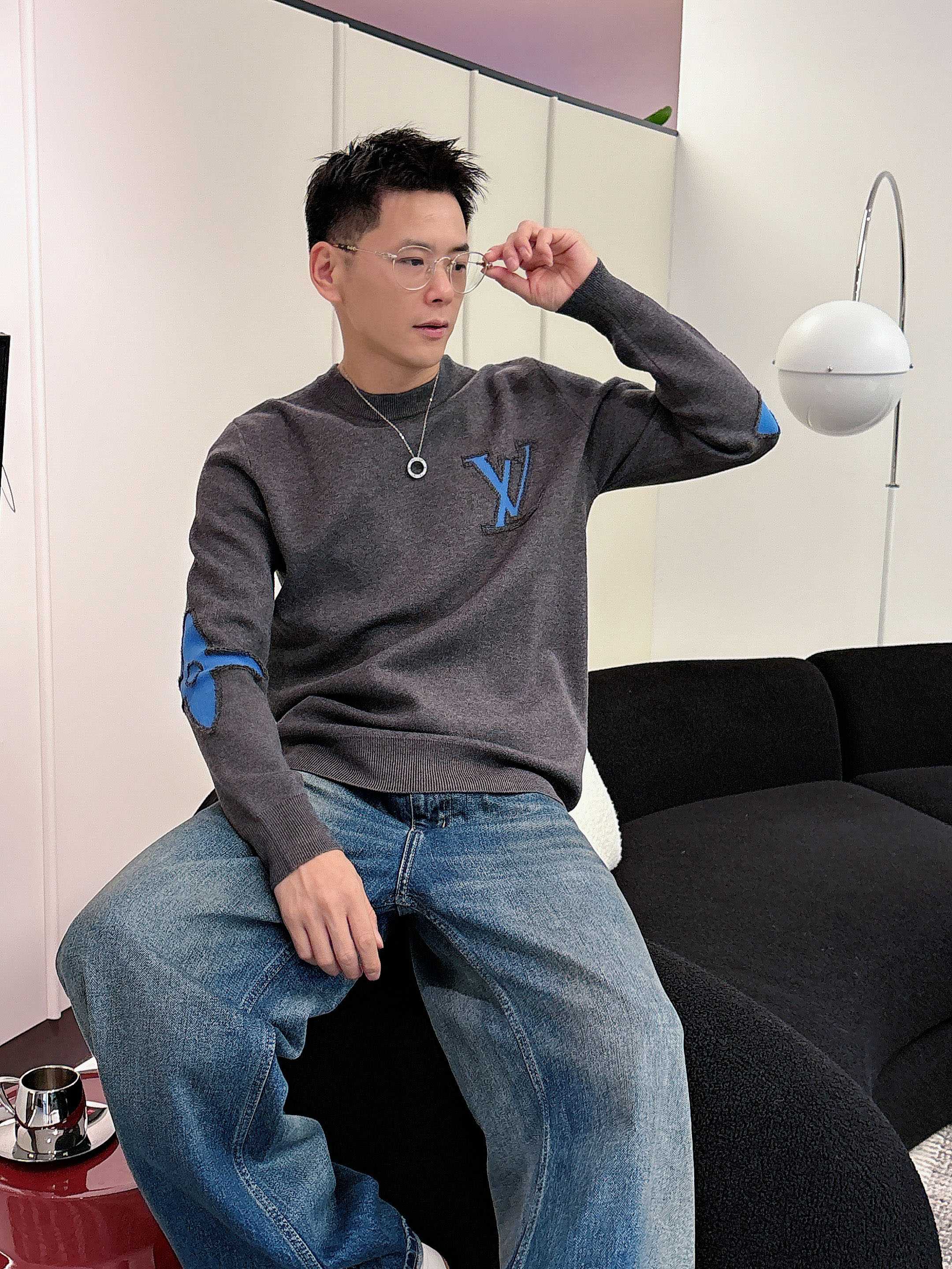 · LV 2025官网秋冬季最新款圆领毛衣，专柜同步在售爆款！特供羊毛混纺面料.手感舒适.可直接接触皮肤