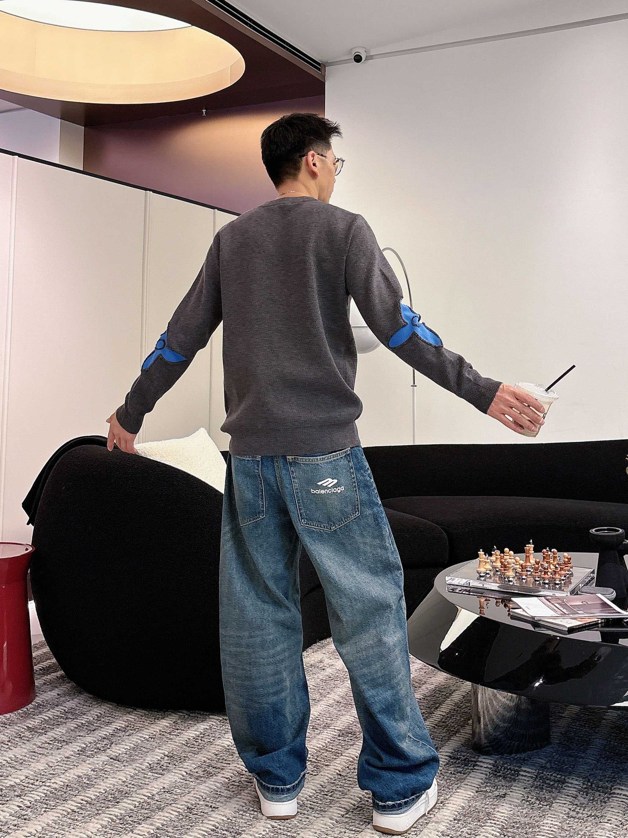 · LV 2025官网秋冬季最新款圆领毛衣，专柜同步在售爆款！特供羊毛混纺面料.手感舒适.可直接接触皮肤