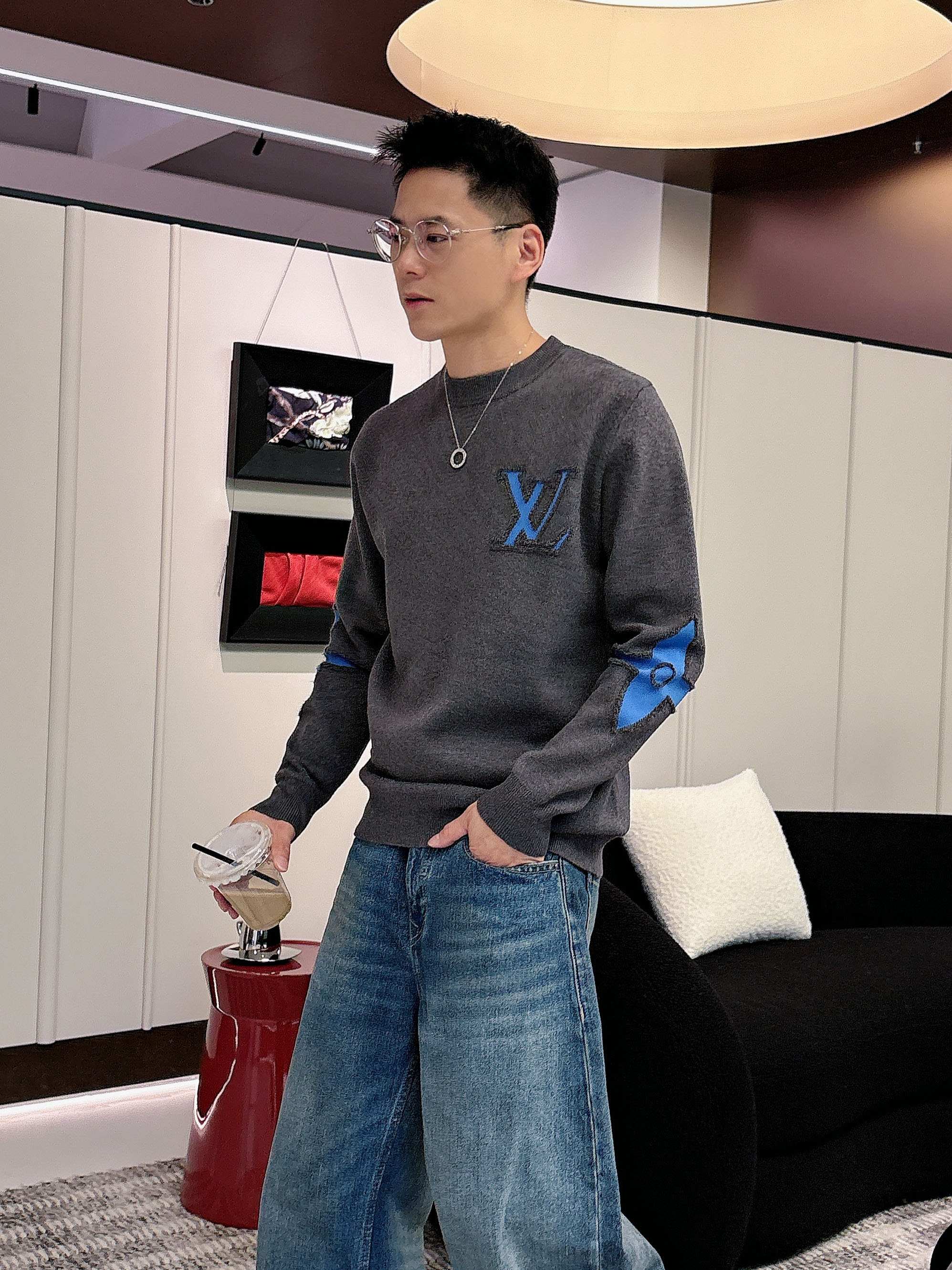 · LV 2025官网秋冬季最新款圆领毛衣，专柜同步在售爆款！特供羊毛混纺面料.手感舒适.可直接接触皮肤