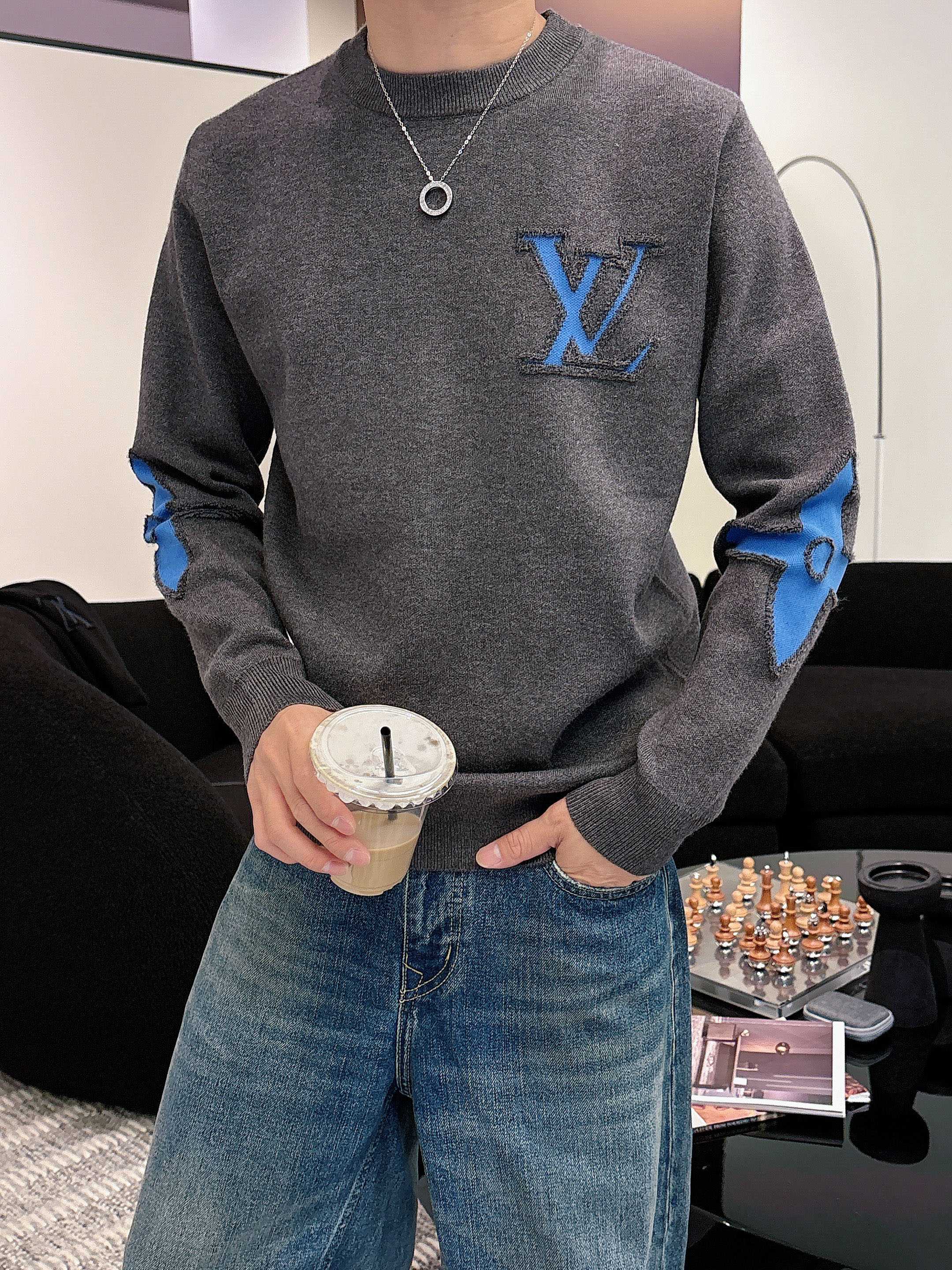 · LV 2025官网秋冬季最新款圆领毛衣，专柜同步在售爆款！特供羊毛混纺面料.手感舒适.可直接接触皮肤