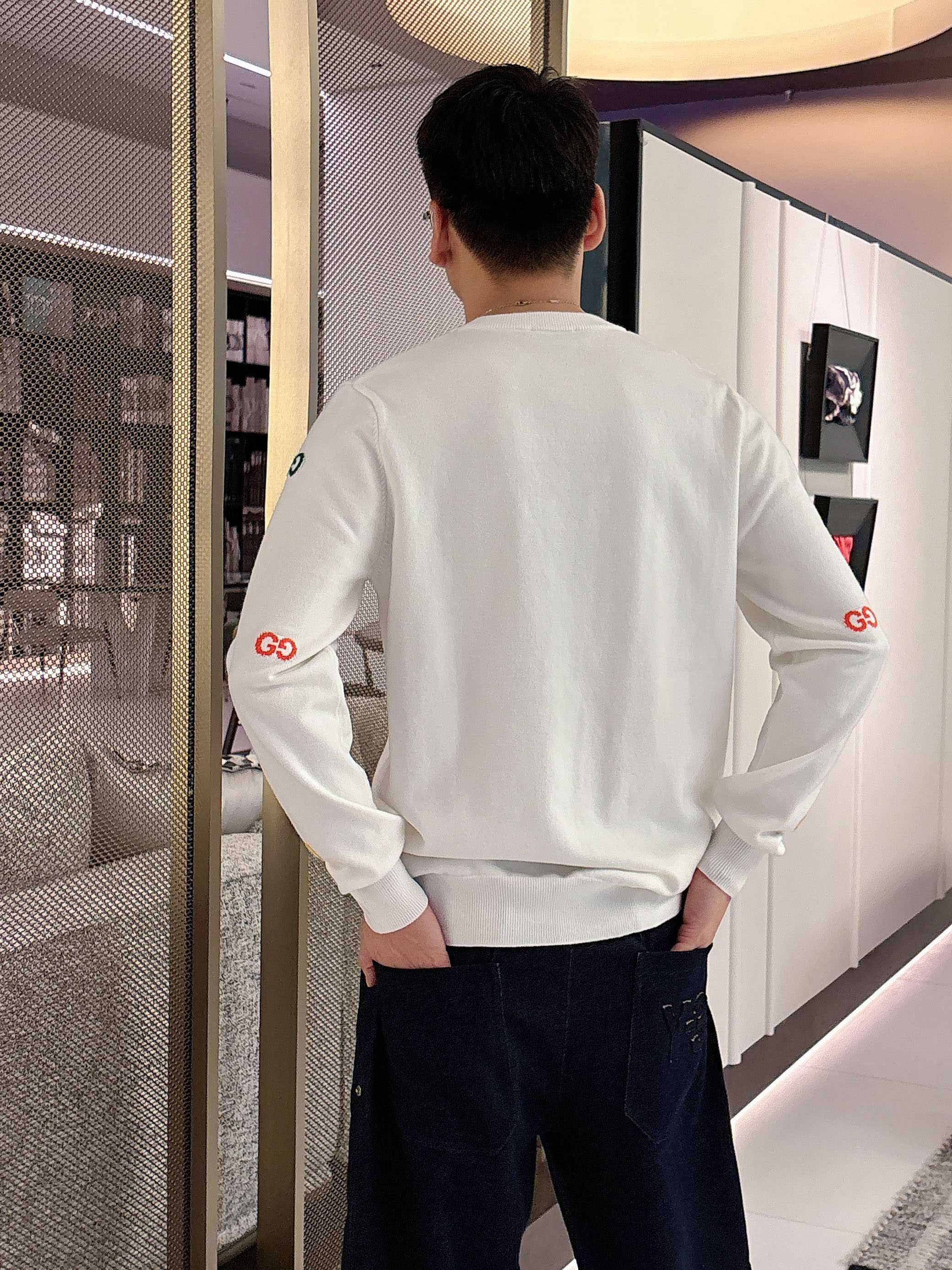 · 古驰Gucci 2025官网秋冬季最新款圆领毛衣，专柜同步在售爆款！特供羊毛混纺面料.手感舒适.可直