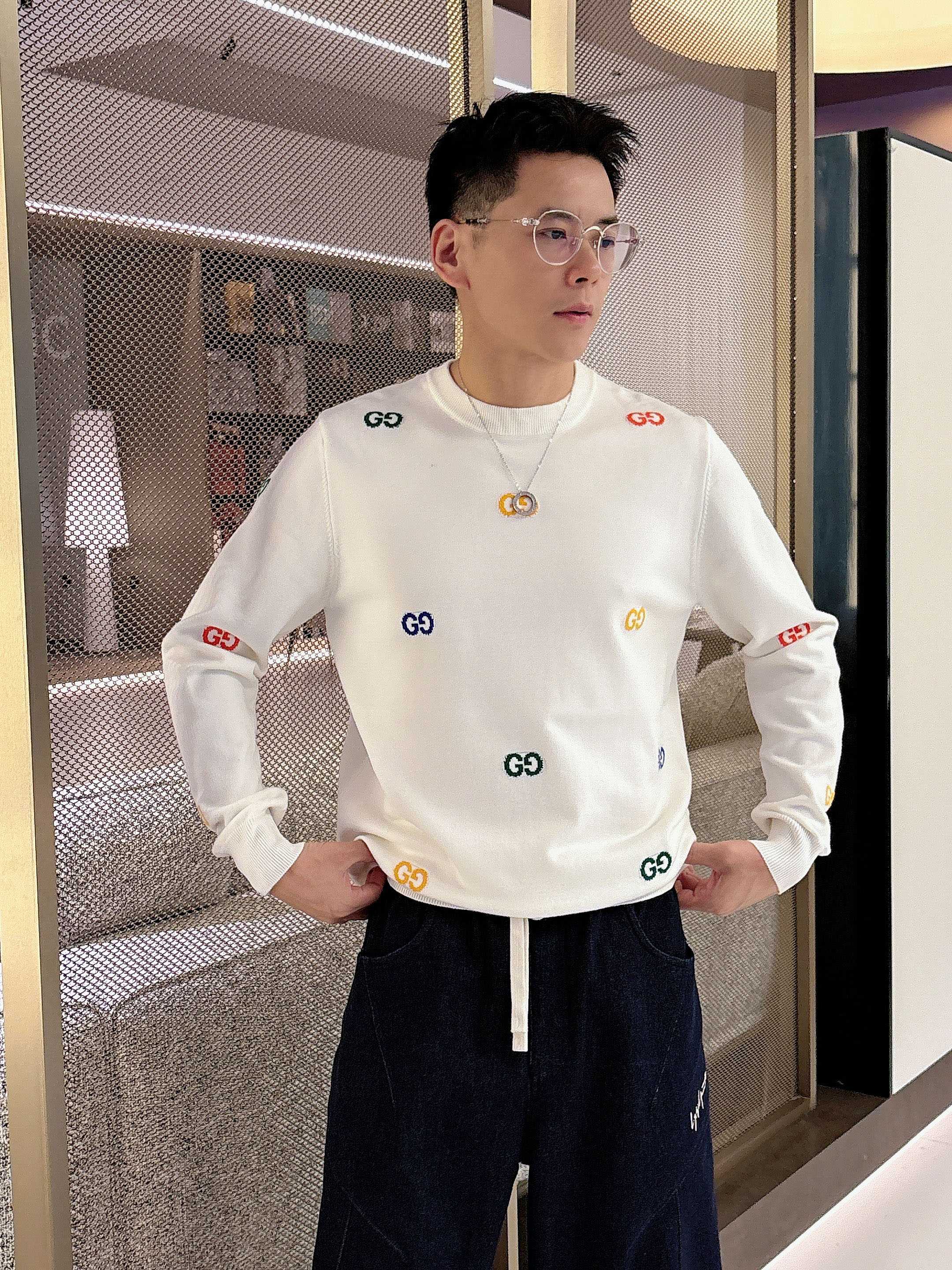 NO:563827,Gucci's latest 2025 autumn and winter crew neck sweaters from the official website are on sale at the counters simultaneously!  Specially made of wool blended fabric. It feels comfortable. It can be directly in contact with the skin. The logo badge is exquisite and extremely eye-catching!  The details highlight the fashionable charm of big brands. Exquisite workmanship. Three-dimensional cutting style. The wearing effect is invincible and handsome!  All three standards are complete!  Size M-3XL,,gucci,gucci,sweaters,alexander wang19860909古驰Gucci 2025官网秋冬季最新款圆领毛衣,专柜同步在售爆款！特供羊毛混纺面料.手感舒适.可直接接触皮肤,logo徽章精致标志,极为抢眼！细节凸显大牌时尚魅力.精致做工.立体裁剪风格.穿着效果无敌帅气！三标齐全！码数M-3XL,,gucci,gucci,sweaters,alexander wang,Men's clothing