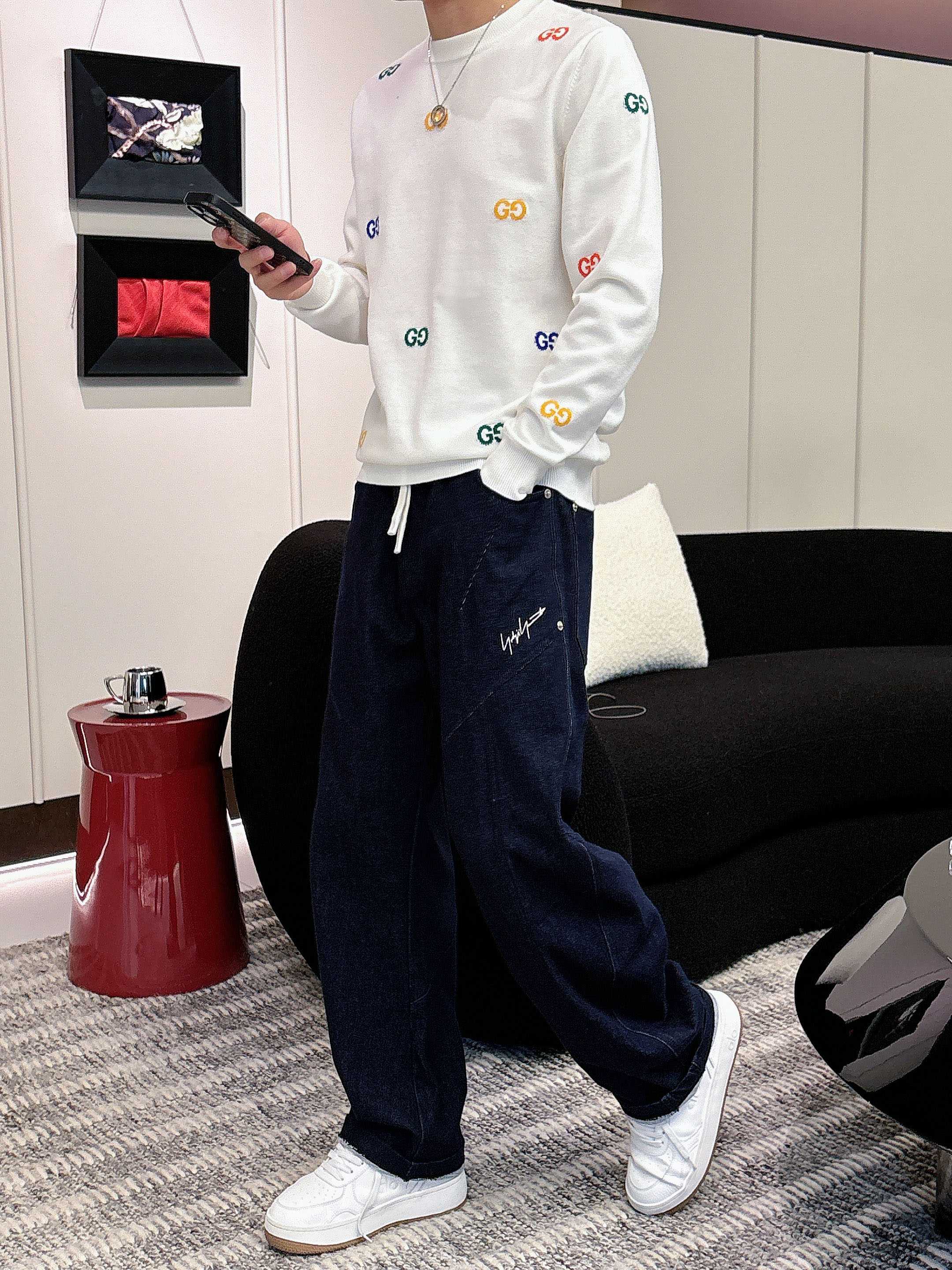 · 古驰Gucci 2025官网秋冬季最新款圆领毛衣，专柜同步在售爆款！特供羊毛混纺面料.手感舒适.可直