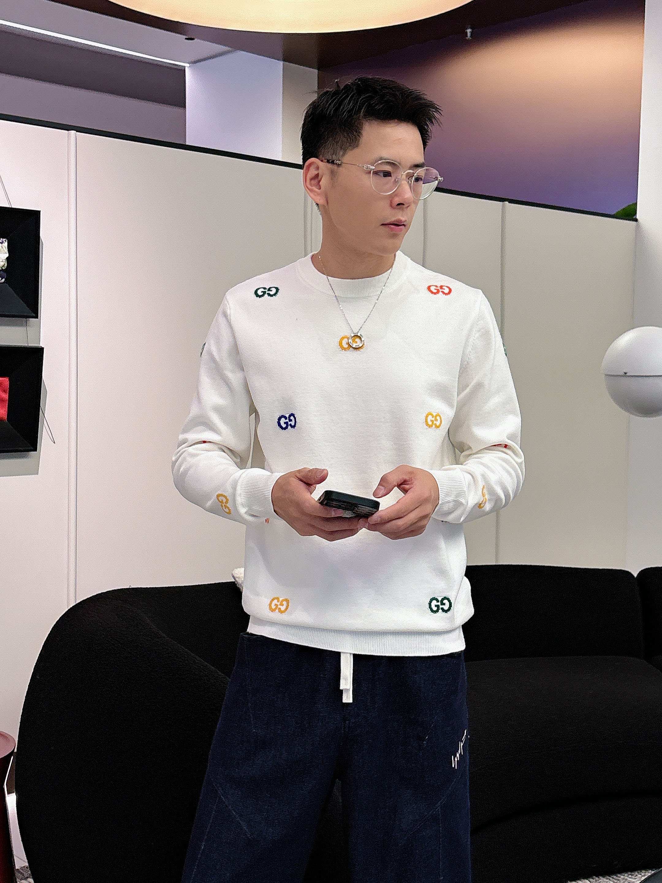 · 古驰Gucci 2025官网秋冬季最新款圆领毛衣，专柜同步在售爆款！特供羊毛混纺面料.手感舒适.可直