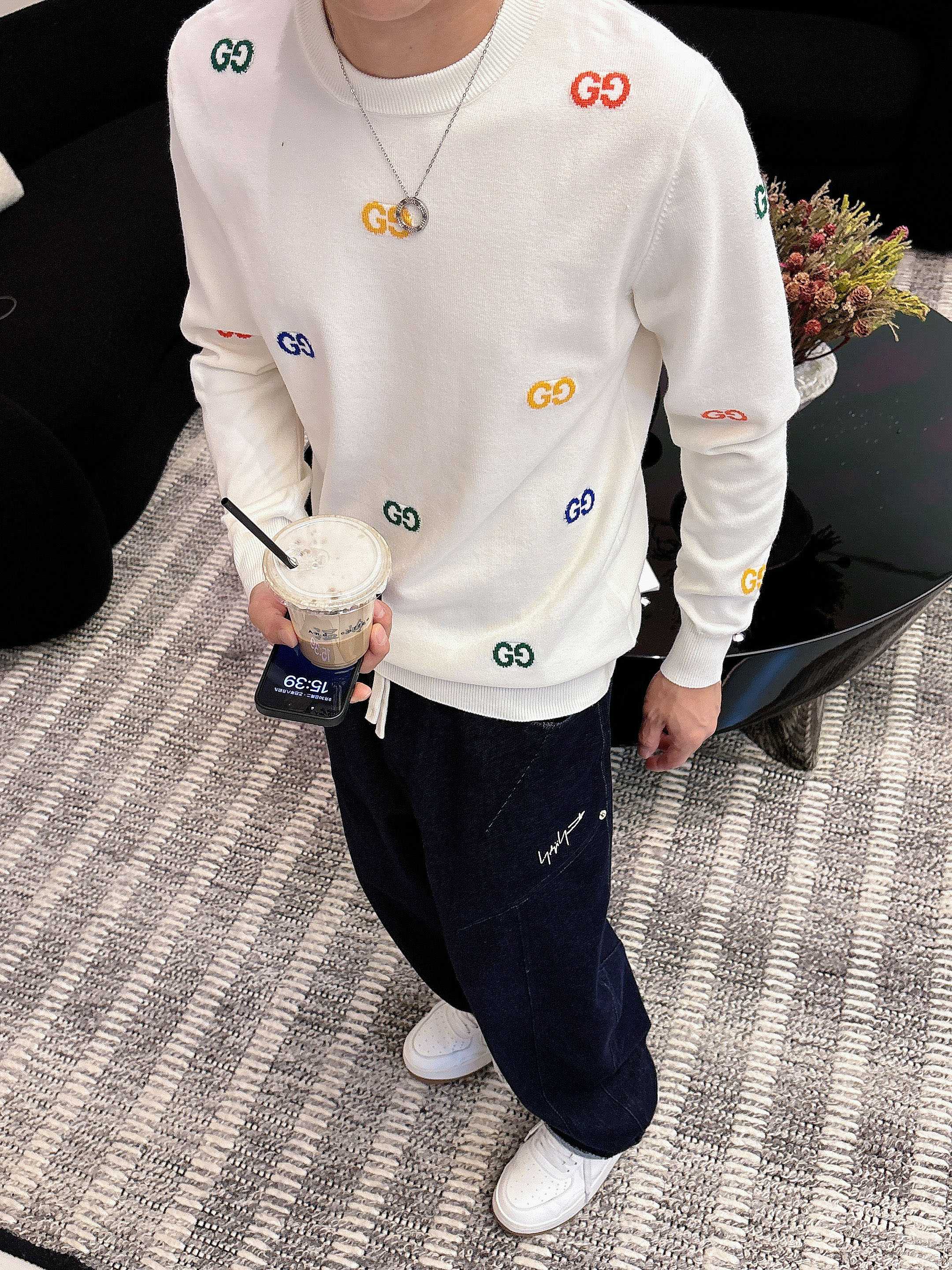 · 古驰Gucci 2025官网秋冬季最新款圆领毛衣，专柜同步在售爆款！特供羊毛混纺面料.手感舒适.可直