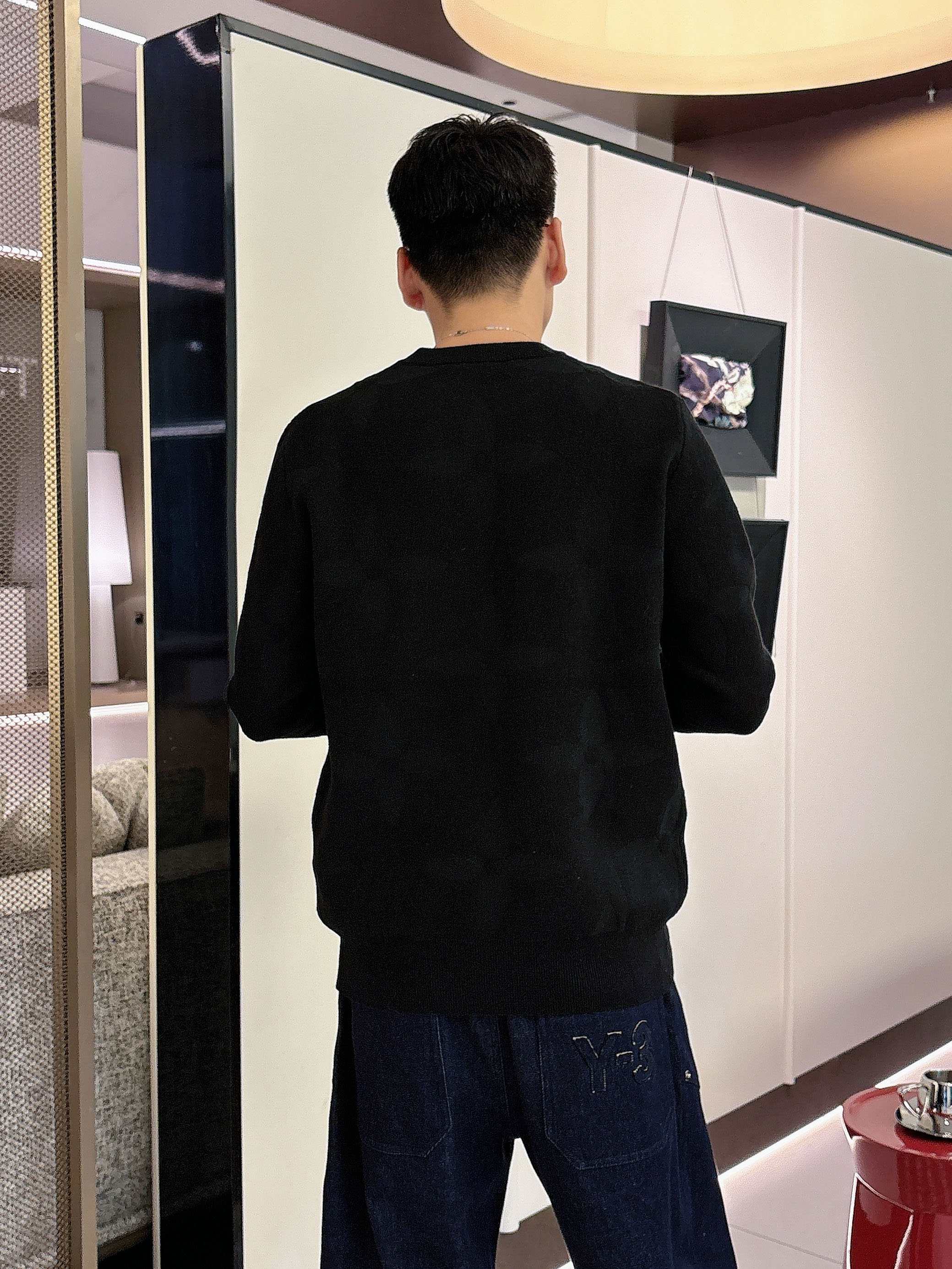 · LV 2025官网秋冬季最新款圆领毛衣，专柜同步在售爆款！特供羊毛混纺面料.手感舒适.可直接接触皮肤