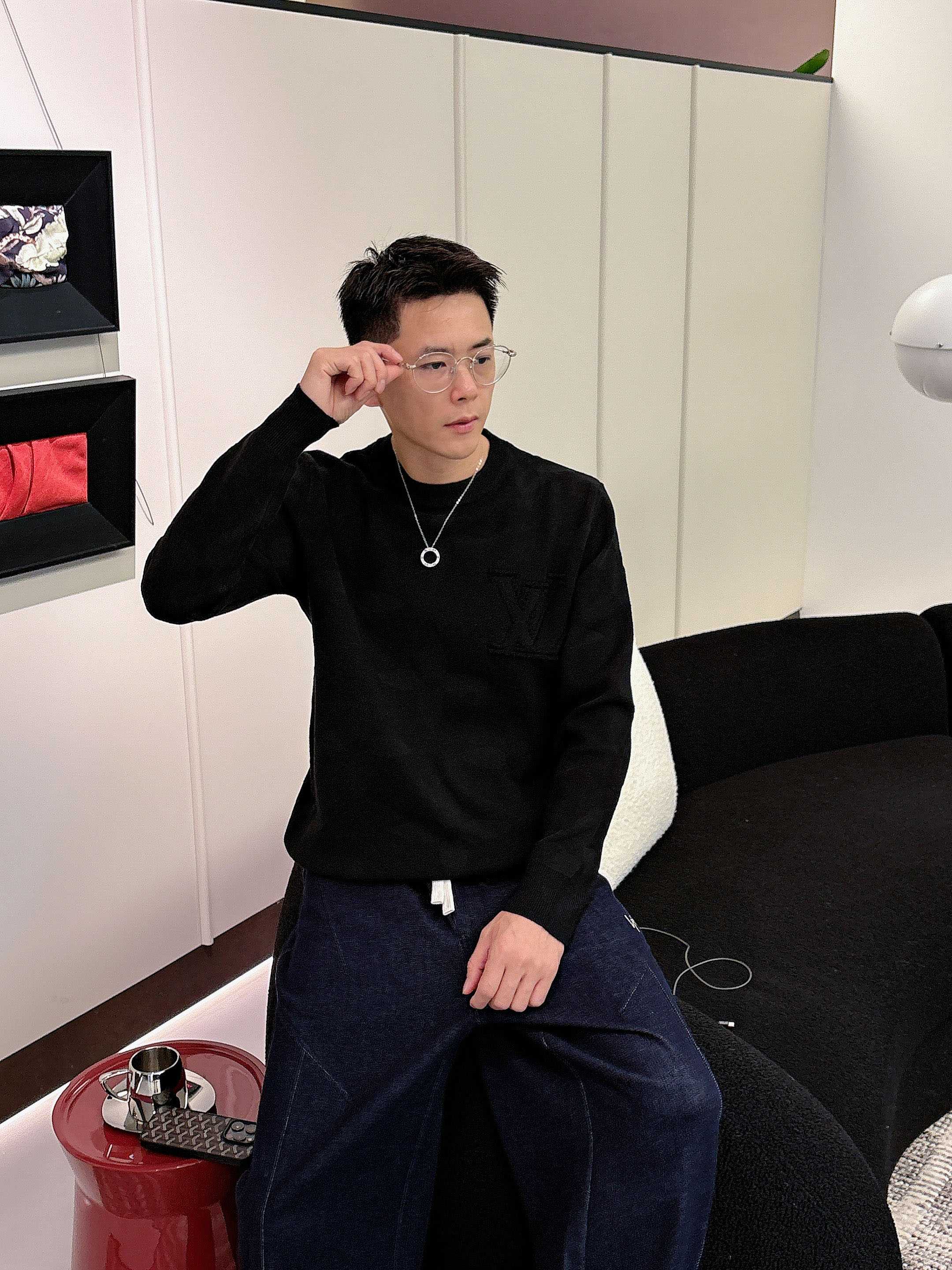 · LV 2025官网秋冬季最新款圆领毛衣，专柜同步在售爆款！特供羊毛混纺面料.手感舒适.可直接接触皮肤