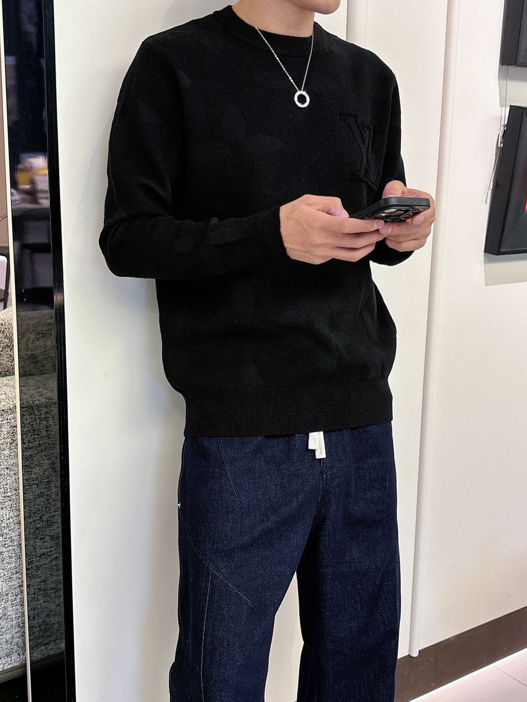 · LV 2025官网秋冬季最新款圆领毛衣，专柜同步在售爆款！特供羊毛混纺面料.手感舒适.可直接接触皮肤