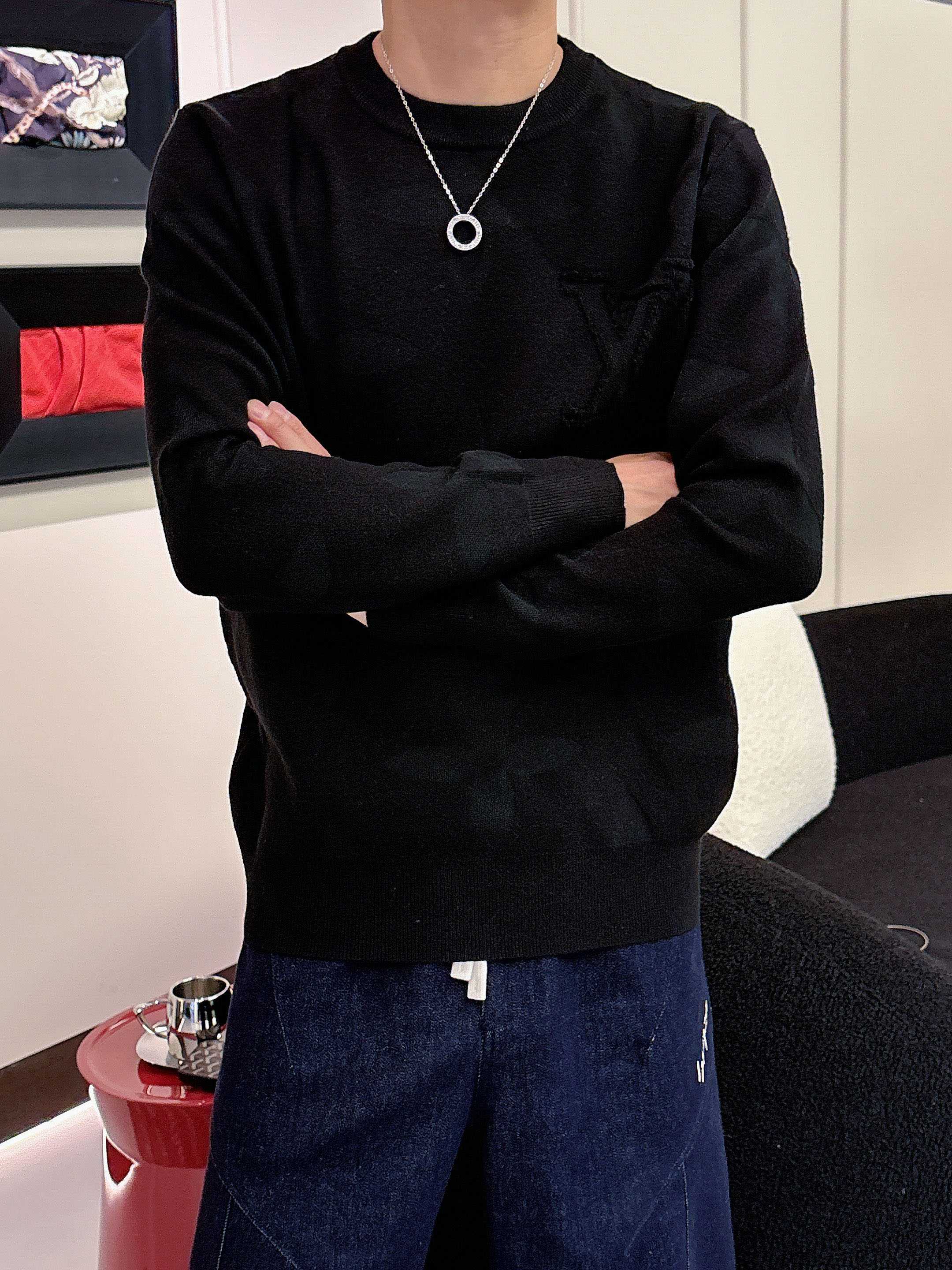 · LV 2025官网秋冬季最新款圆领毛衣，专柜同步在售爆款！特供羊毛混纺面料.手感舒适.可直接接触皮肤