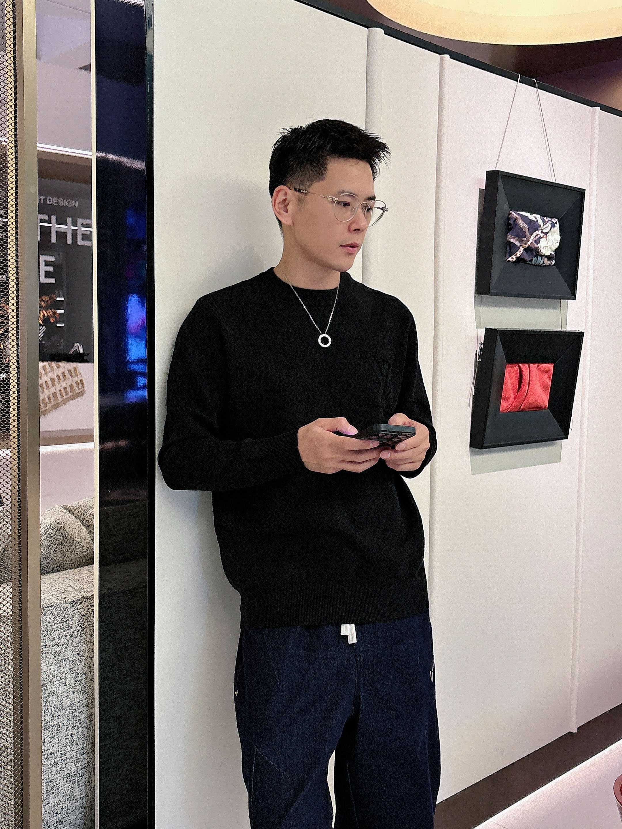 · LV 2025官网秋冬季最新款圆领毛衣，专柜同步在售爆款！特供羊毛混纺面料.手感舒适.可直接接触皮肤