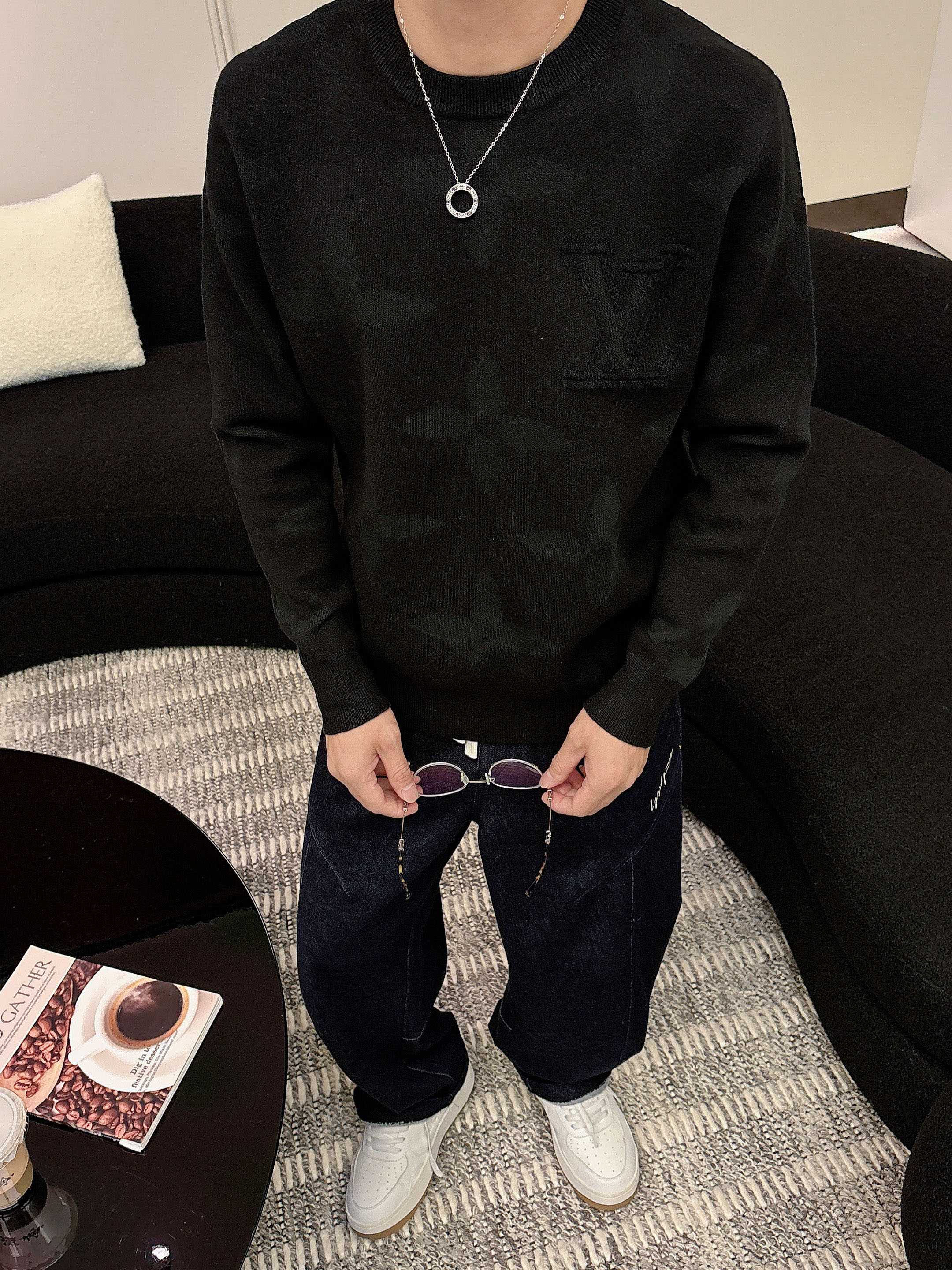 · LV 2025官网秋冬季最新款圆领毛衣，专柜同步在售爆款！特供羊毛混纺面料.手感舒适.可直接接触皮肤