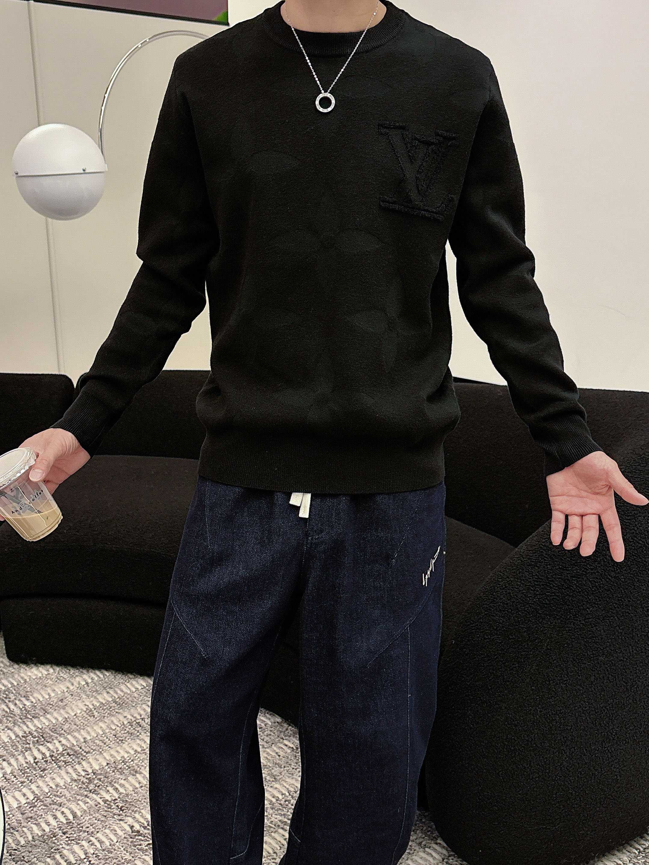 · LV 2025官网秋冬季最新款圆领毛衣，专柜同步在售爆款！特供羊毛混纺面料.手感舒适.可直接接触皮肤