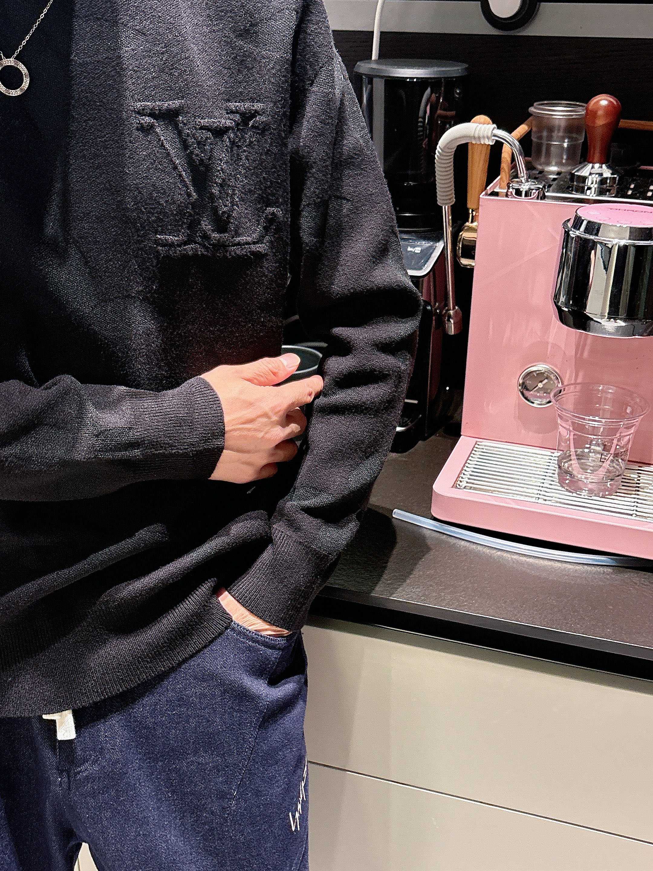 · LV 2025官网秋冬季最新款圆领毛衣，专柜同步在售爆款！特供羊毛混纺面料.手感舒适.可直接接触皮肤