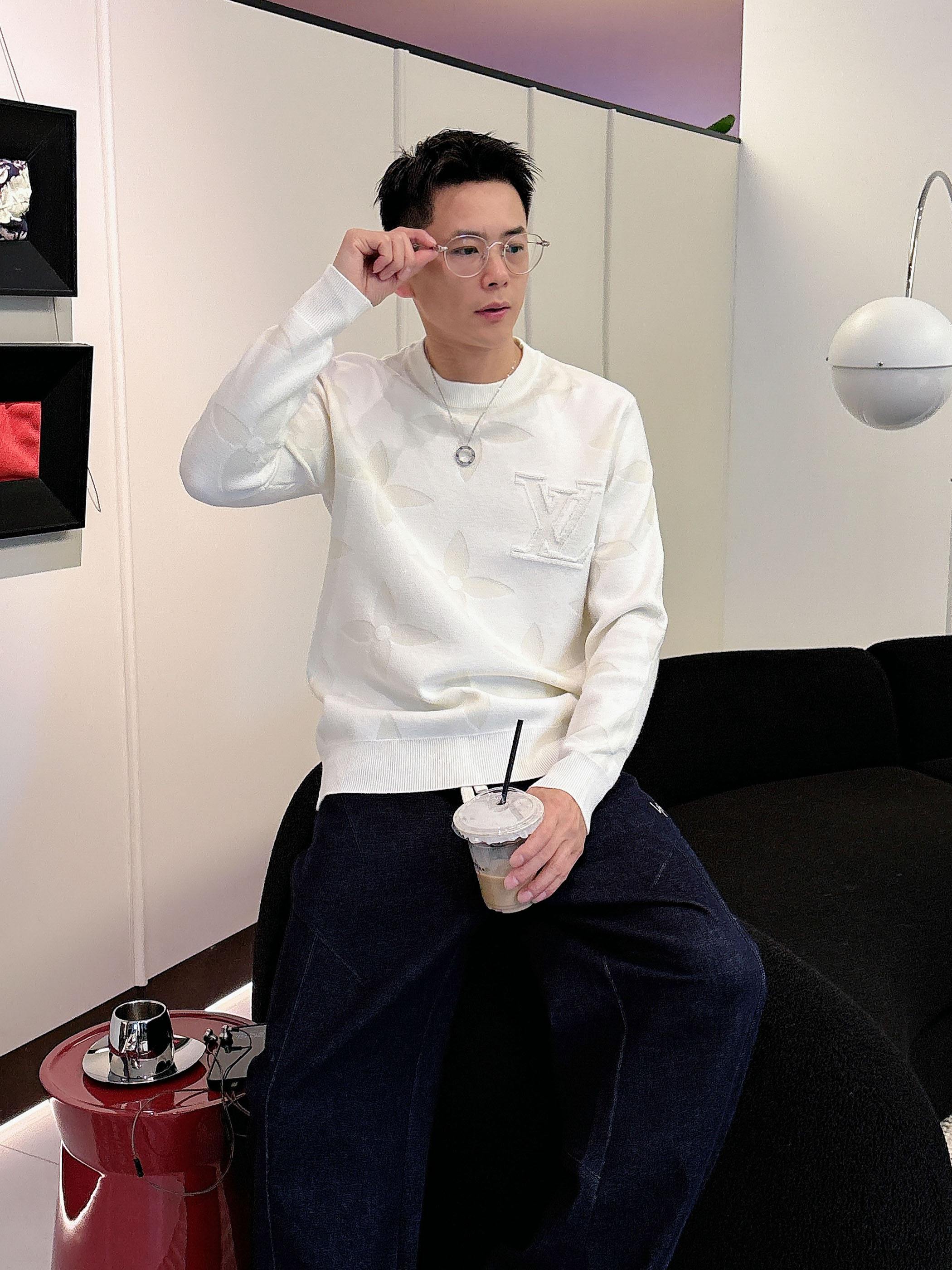 · LV 2025官网秋冬季最新款圆领毛衣，专柜同步在售爆款！特供羊毛混纺面料.手感舒适.可直接接触皮肤