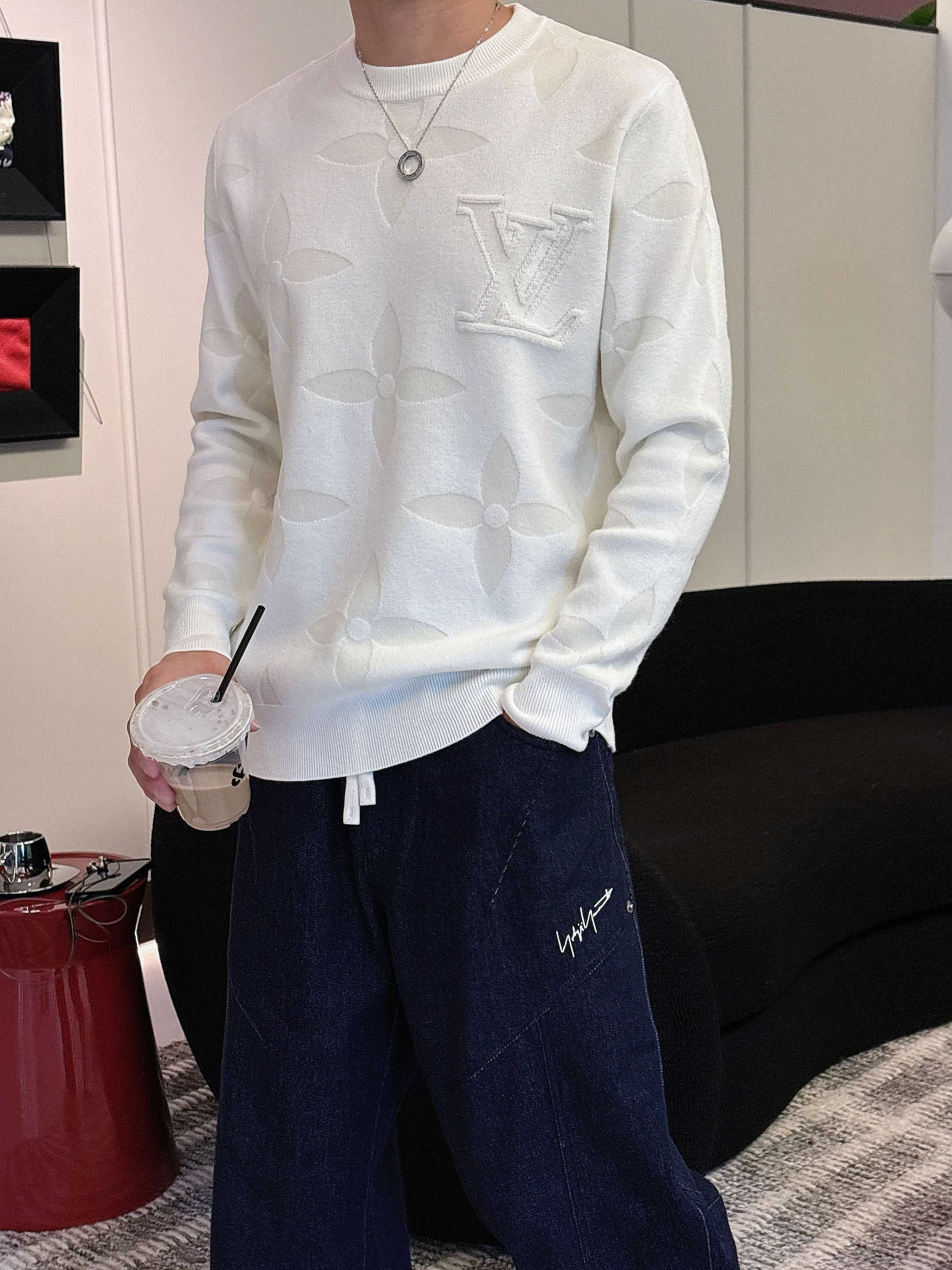 NO:563832,LV’s latest 2025 autumn and winter round-neck sweaters are available on the official website, and are on sale at the counters at the same time!  Specially made of wool blended fabric. It feels comfortable. It can be directly in contact with the skin. The logo badge is exquisite and extremely eye-catching!  The details highlight the fashionable charm of big brands. Exquisite workmanship. Three-dimensional cutting style. The wearing effect is invincible and handsome!  All three standards are complete!  Size M-3XL,,louis vuitton,sweaters,alexander wang19860909LV 2025官网秋冬季最新款圆领毛衣,专柜同步在售爆款！特供羊毛混纺面料.手感舒适.可直接接触皮肤,logo徽章精致标志,极为抢眼！细节凸显大牌时尚魅力.精致做工.立体裁剪风格.穿着效果无敌帅气！三标齐全！码数M-3XL,,louis vuitton,sweaters,alexander wang,Men's clothing