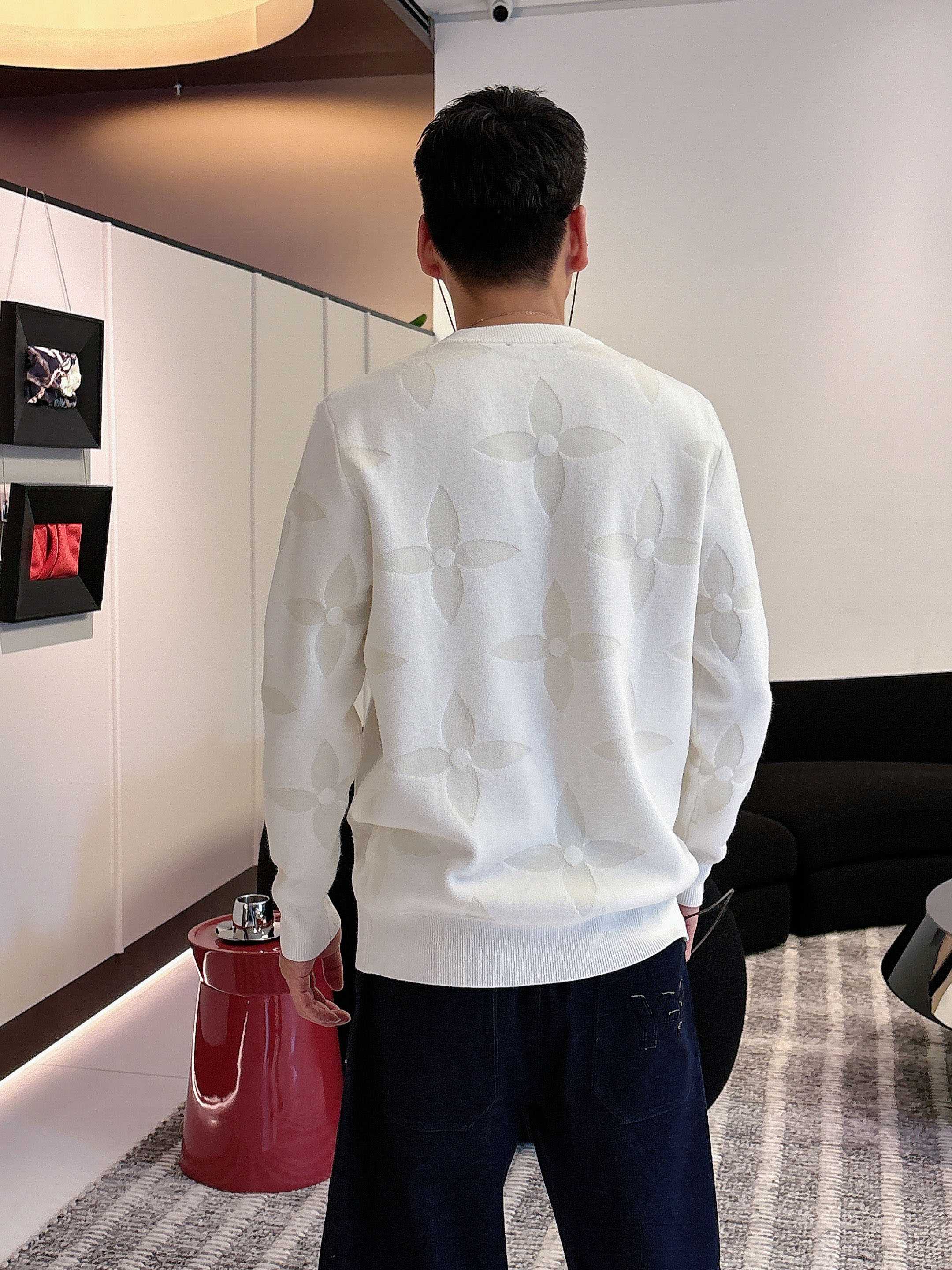 · LV 2025官网秋冬季最新款圆领毛衣，专柜同步在售爆款！特供羊毛混纺面料.手感舒适.可直接接触皮肤