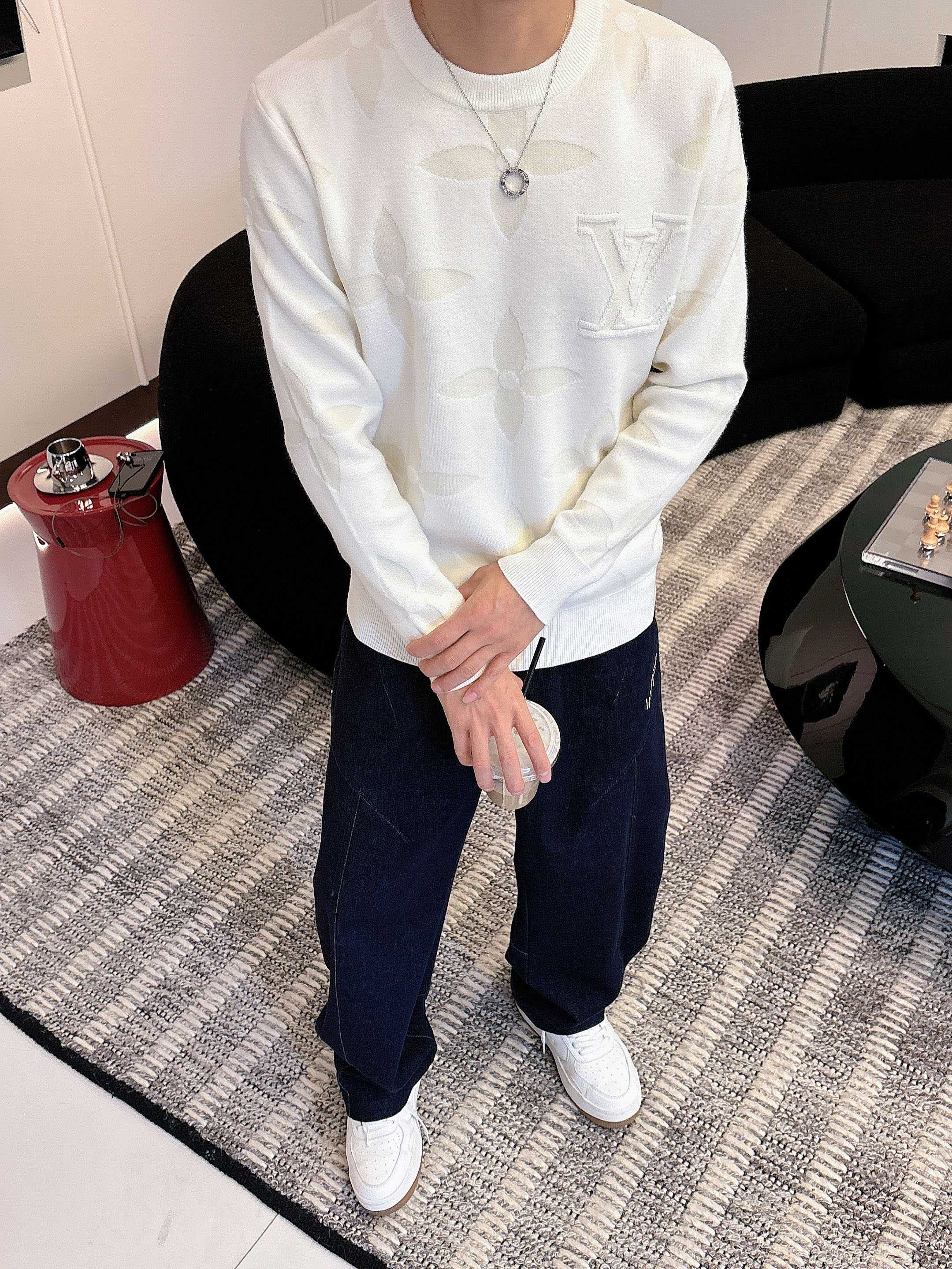 · LV 2025官网秋冬季最新款圆领毛衣，专柜同步在售爆款！特供羊毛混纺面料.手感舒适.可直接接触皮肤