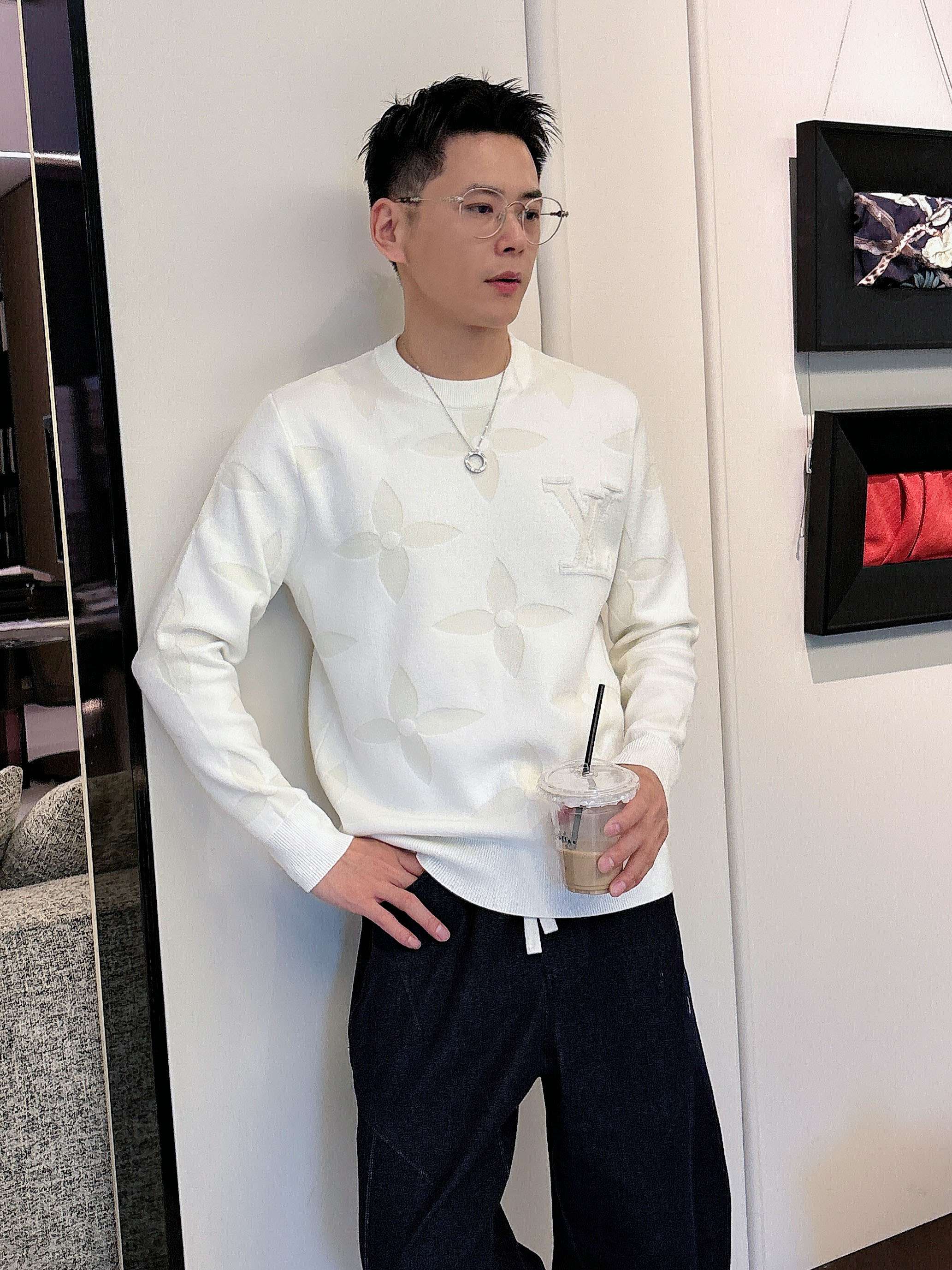 · LV 2025官网秋冬季最新款圆领毛衣，专柜同步在售爆款！特供羊毛混纺面料.手感舒适.可直接接触皮肤