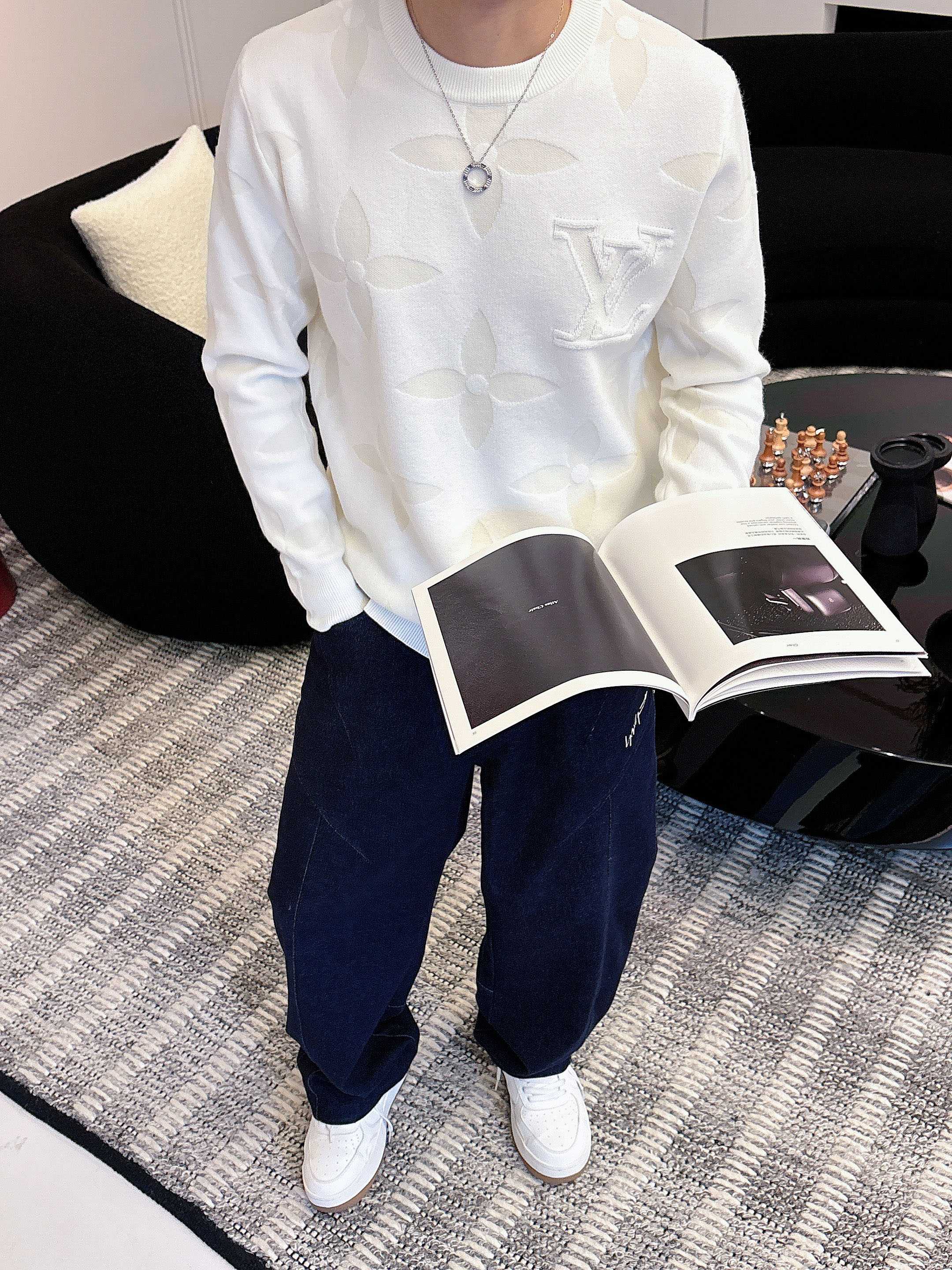 · LV 2025官网秋冬季最新款圆领毛衣，专柜同步在售爆款！特供羊毛混纺面料.手感舒适.可直接接触皮肤