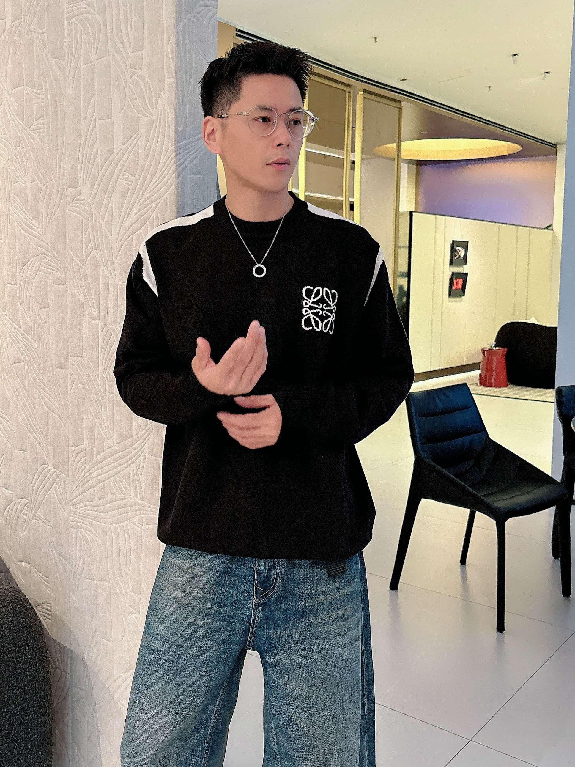 · 罗意威loewe 2025官网秋冬季最新款圆领毛衣，专柜同步在售爆款！特供羊毛混纺面料.手感舒适.可