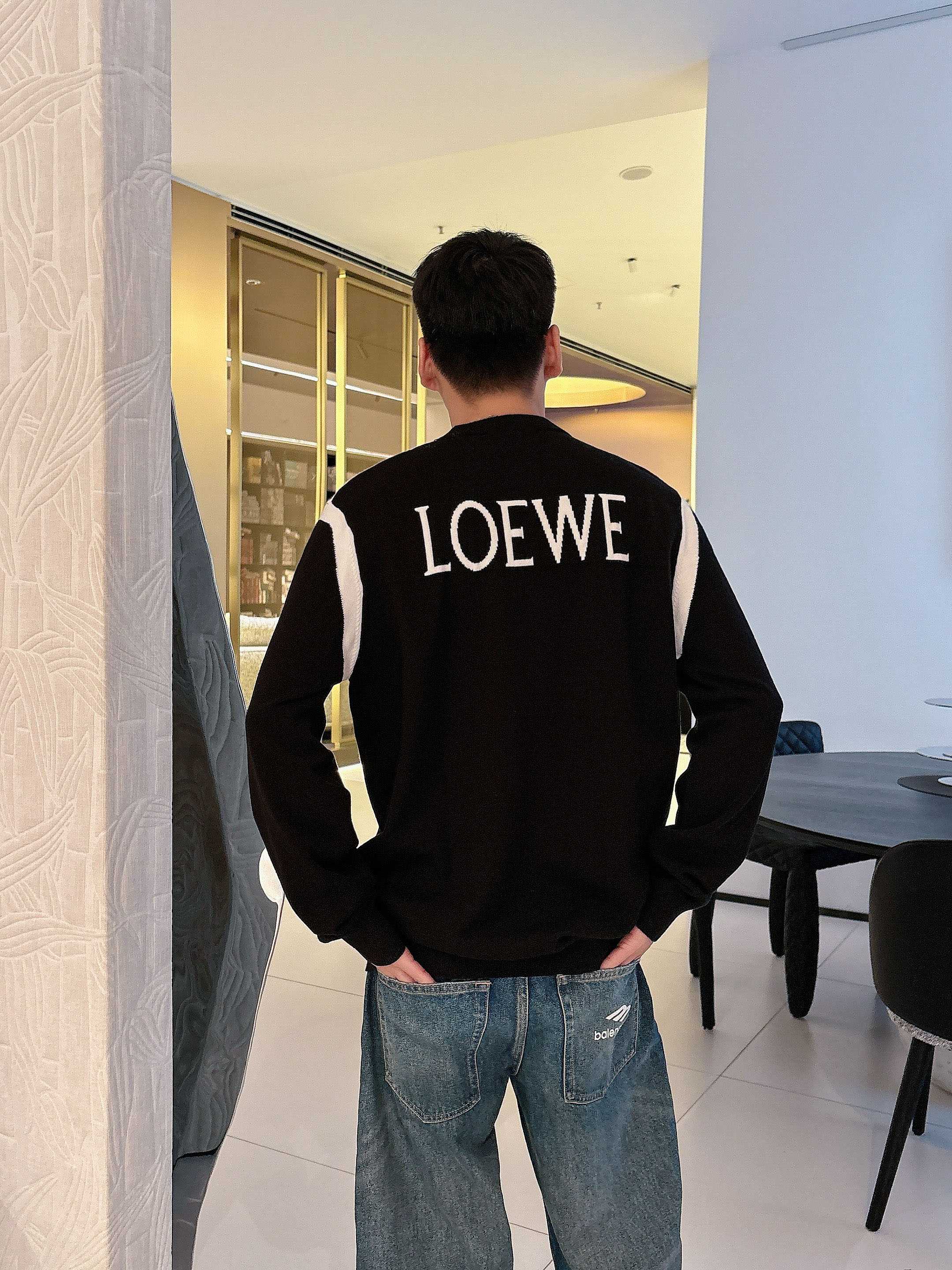 · 罗意威loewe 2025官网秋冬季最新款圆领毛衣，专柜同步在售爆款！特供羊毛混纺面料.手感舒适.可