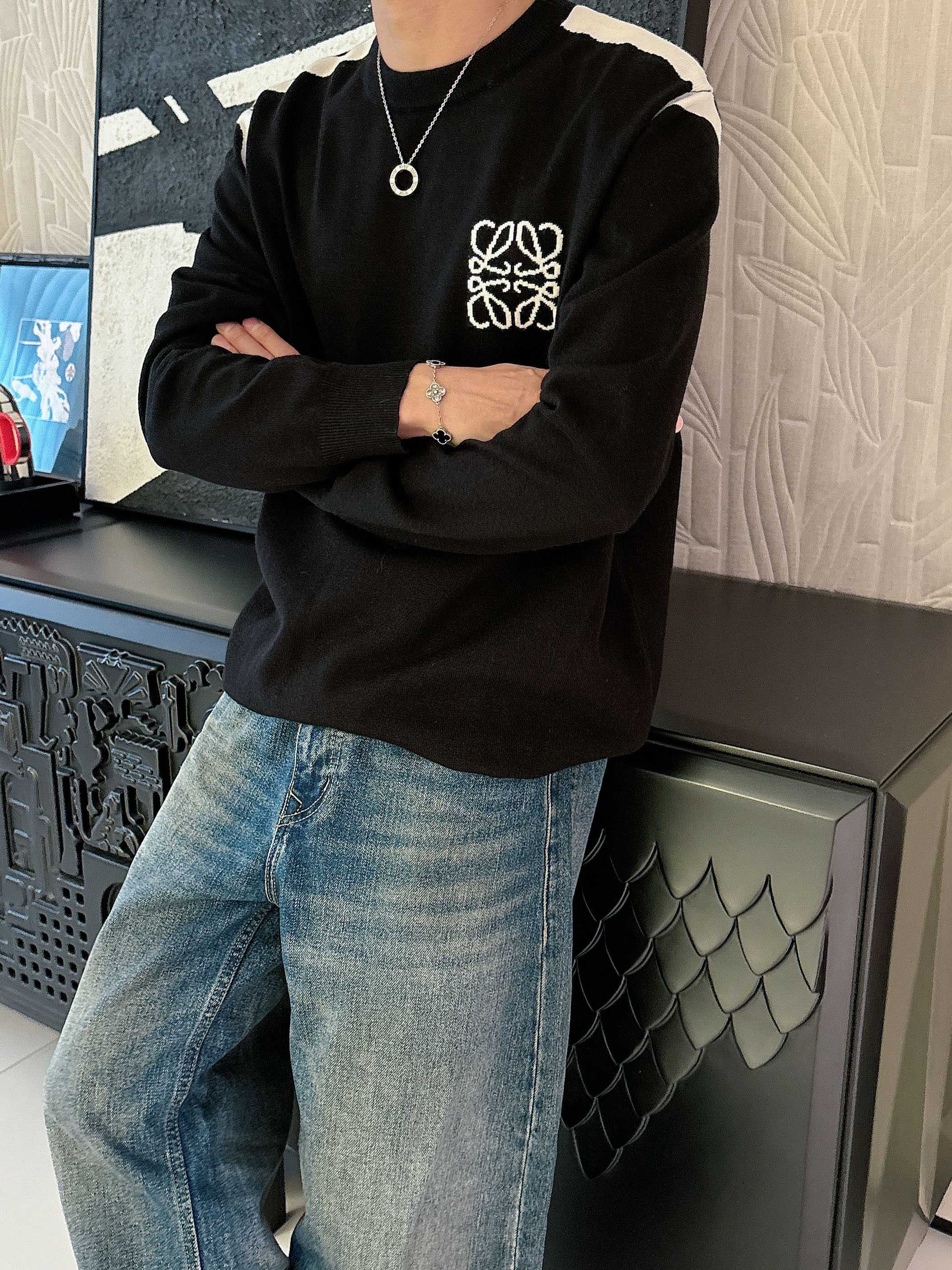 · 罗意威loewe 2025官网秋冬季最新款圆领毛衣，专柜同步在售爆款！特供羊毛混纺面料.手感舒适.可