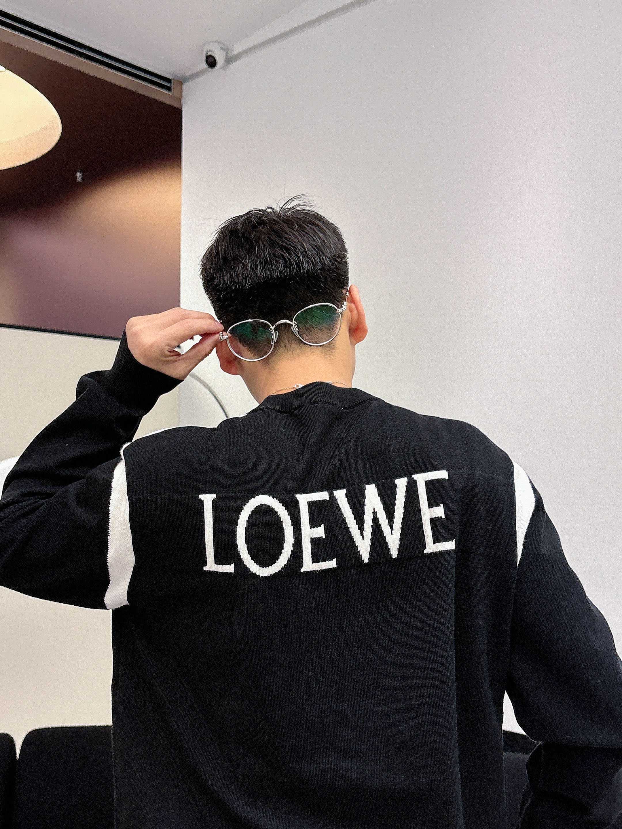 · 罗意威loewe 2025官网秋冬季最新款圆领毛衣，专柜同步在售爆款！特供羊毛混纺面料.手感舒适.可