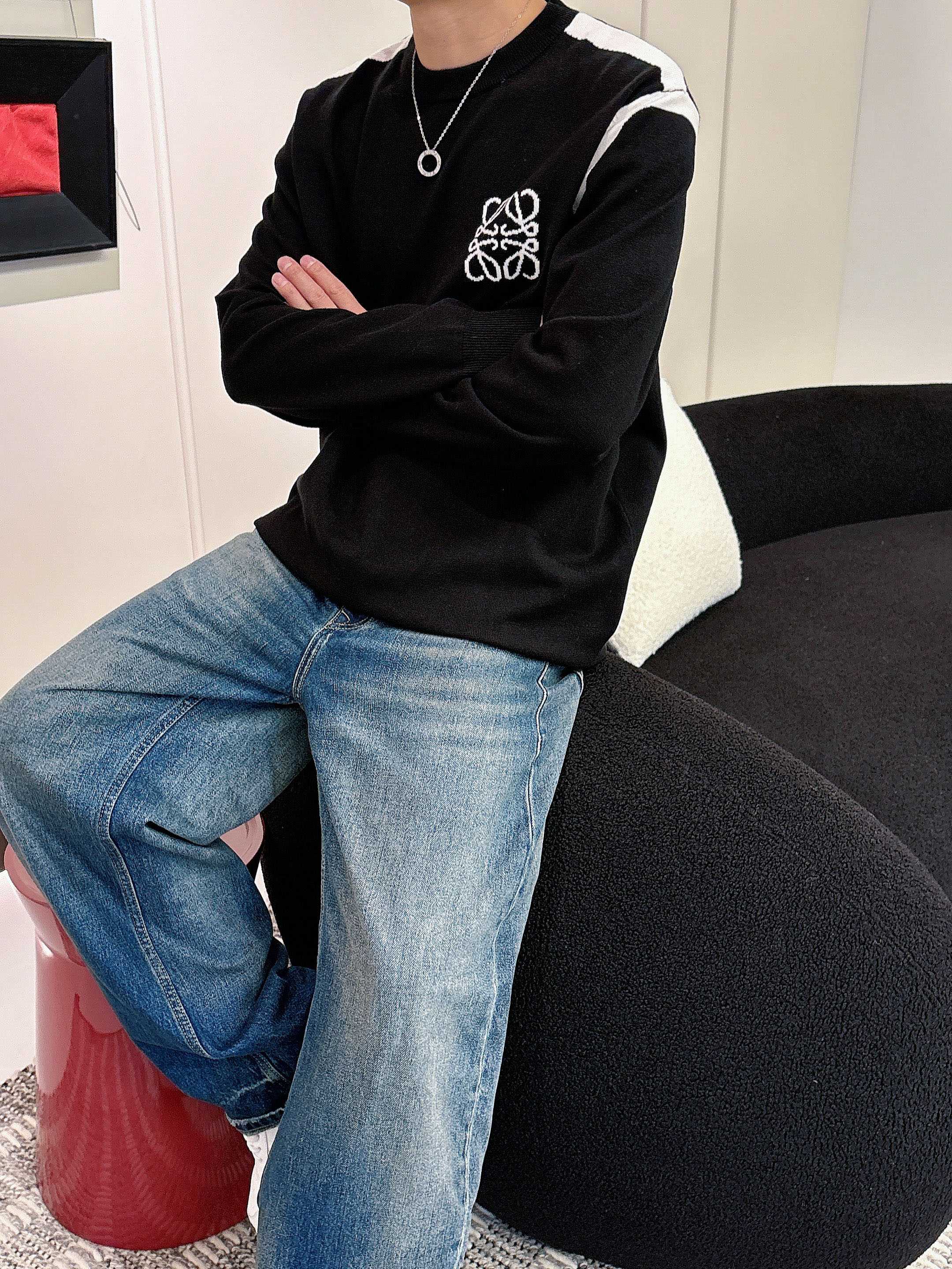 · 罗意威loewe 2025官网秋冬季最新款圆领毛衣，专柜同步在售爆款！特供羊毛混纺面料.手感舒适.可