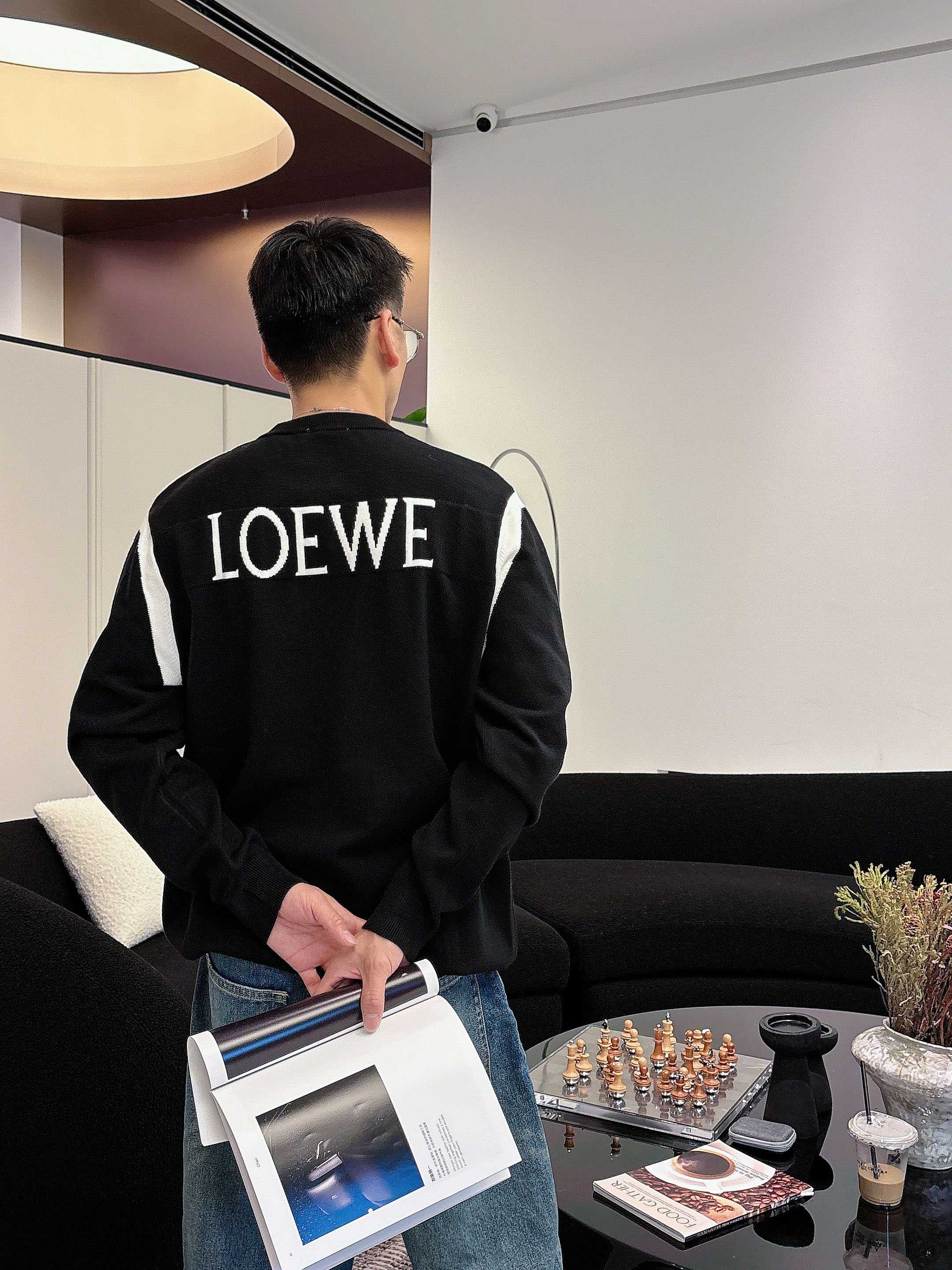 · 罗意威loewe 2025官网秋冬季最新款圆领毛衣，专柜同步在售爆款！特供羊毛混纺面料.手感舒适.可
