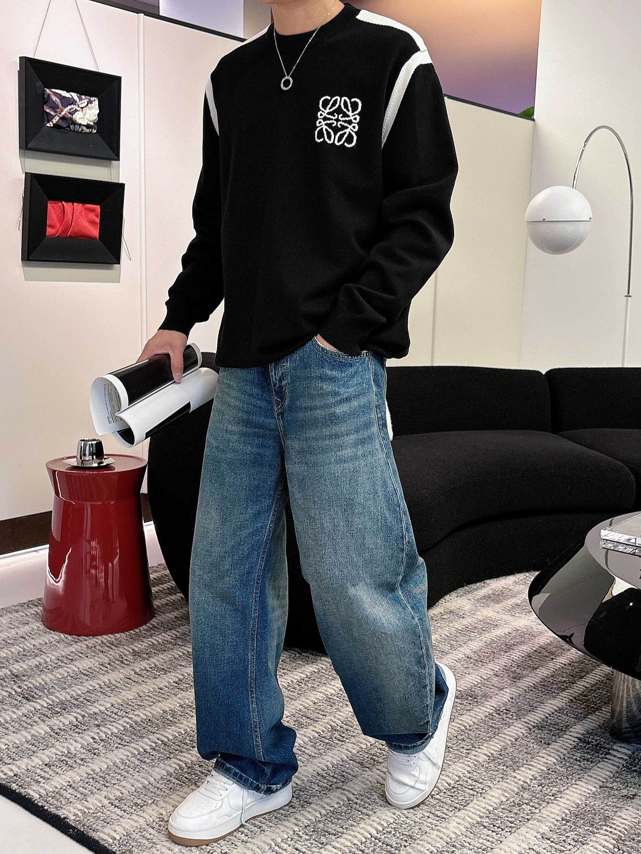 · 罗意威loewe 2025官网秋冬季最新款圆领毛衣，专柜同步在售爆款！特供羊毛混纺面料.手感舒适.可