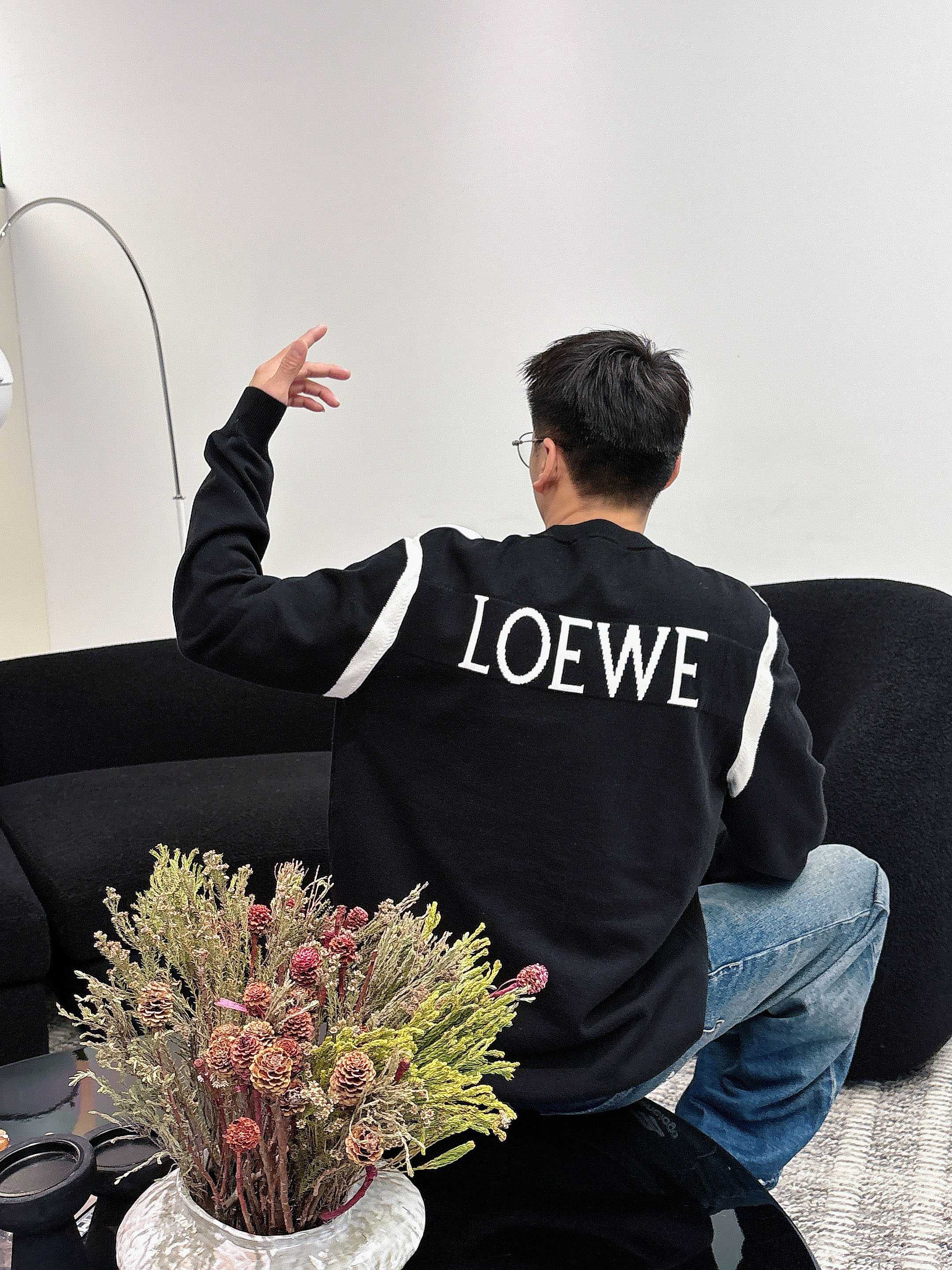 · 罗意威loewe 2025官网秋冬季最新款圆领毛衣，专柜同步在售爆款！特供羊毛混纺面料.手感舒适.可