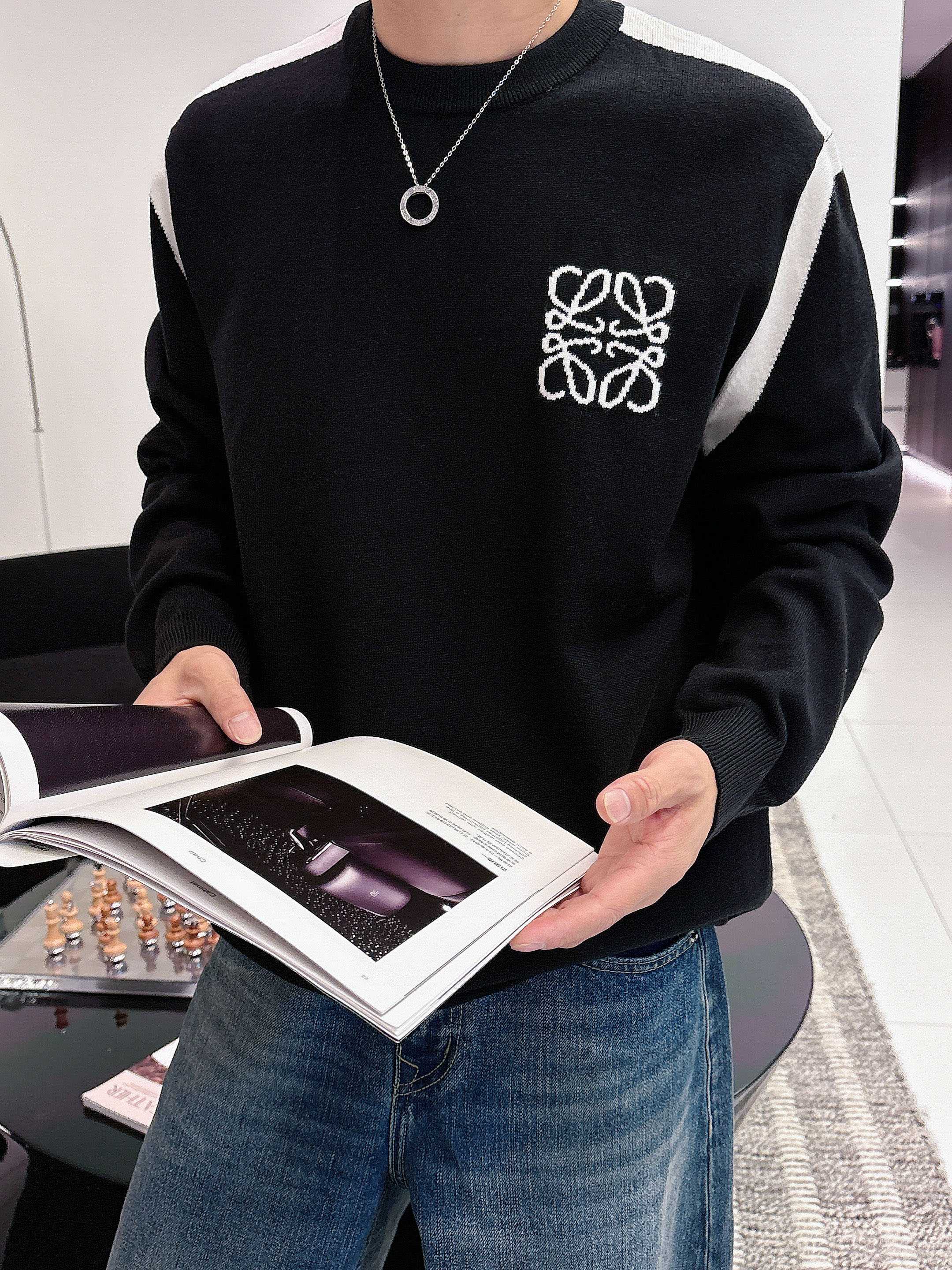 · 罗意威loewe 2025官网秋冬季最新款圆领毛衣，专柜同步在售爆款！特供羊毛混纺面料.手感舒适.可