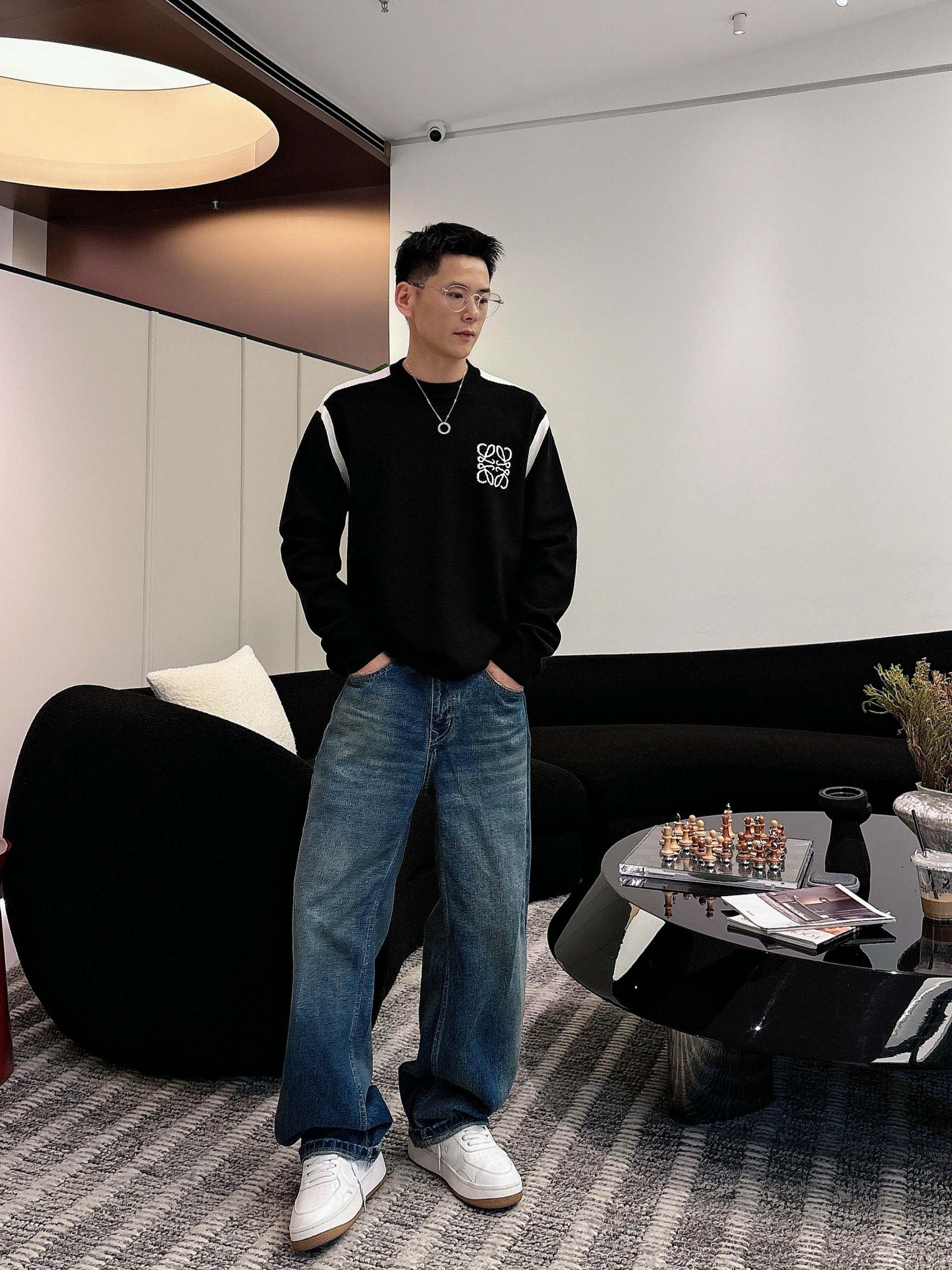 · 罗意威loewe 2025官网秋冬季最新款圆领毛衣，专柜同步在售爆款！特供羊毛混纺面料.手感舒适.可