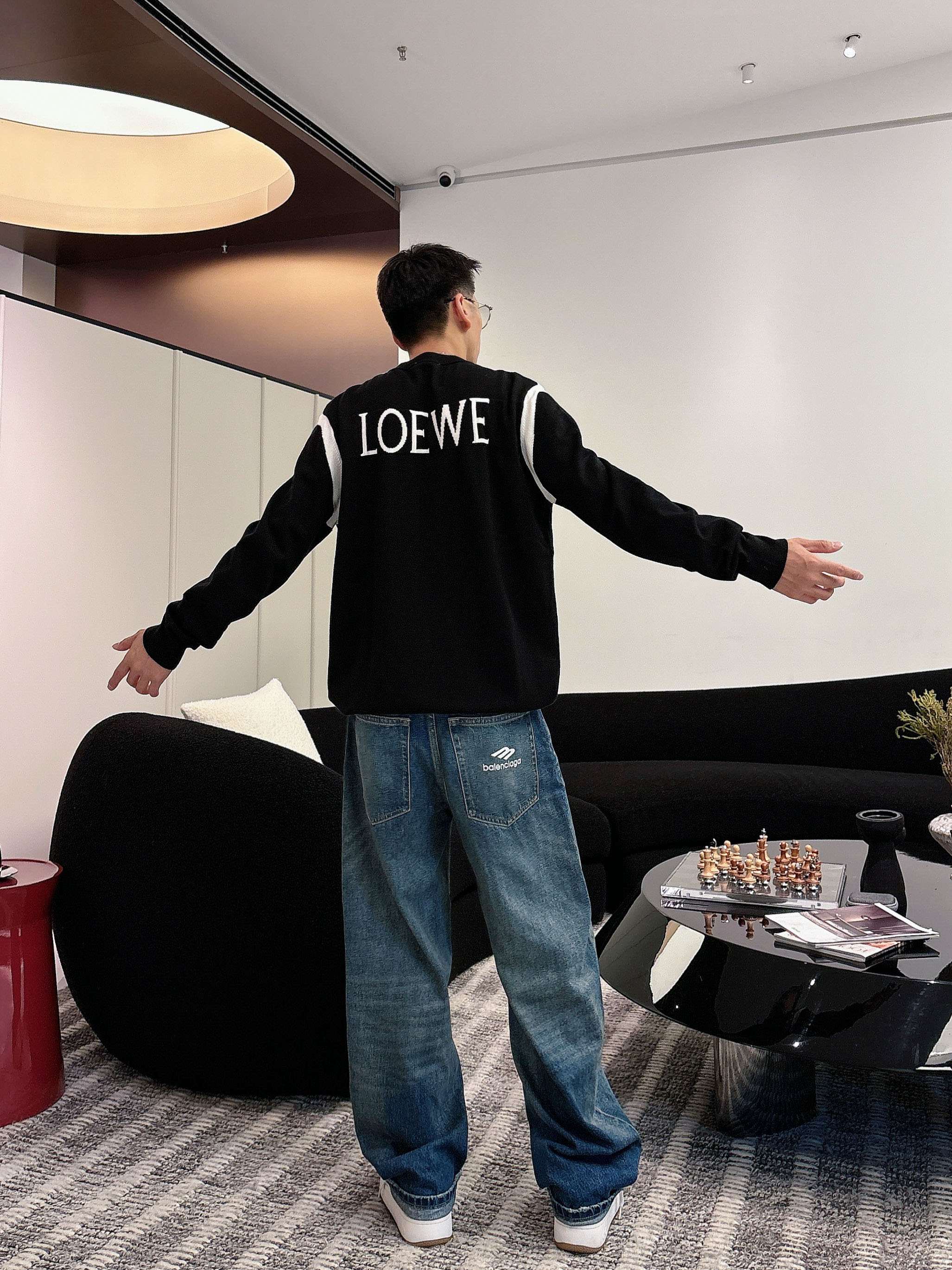 · 罗意威loewe 2025官网秋冬季最新款圆领毛衣，专柜同步在售爆款！特供羊毛混纺面料.手感舒适.可