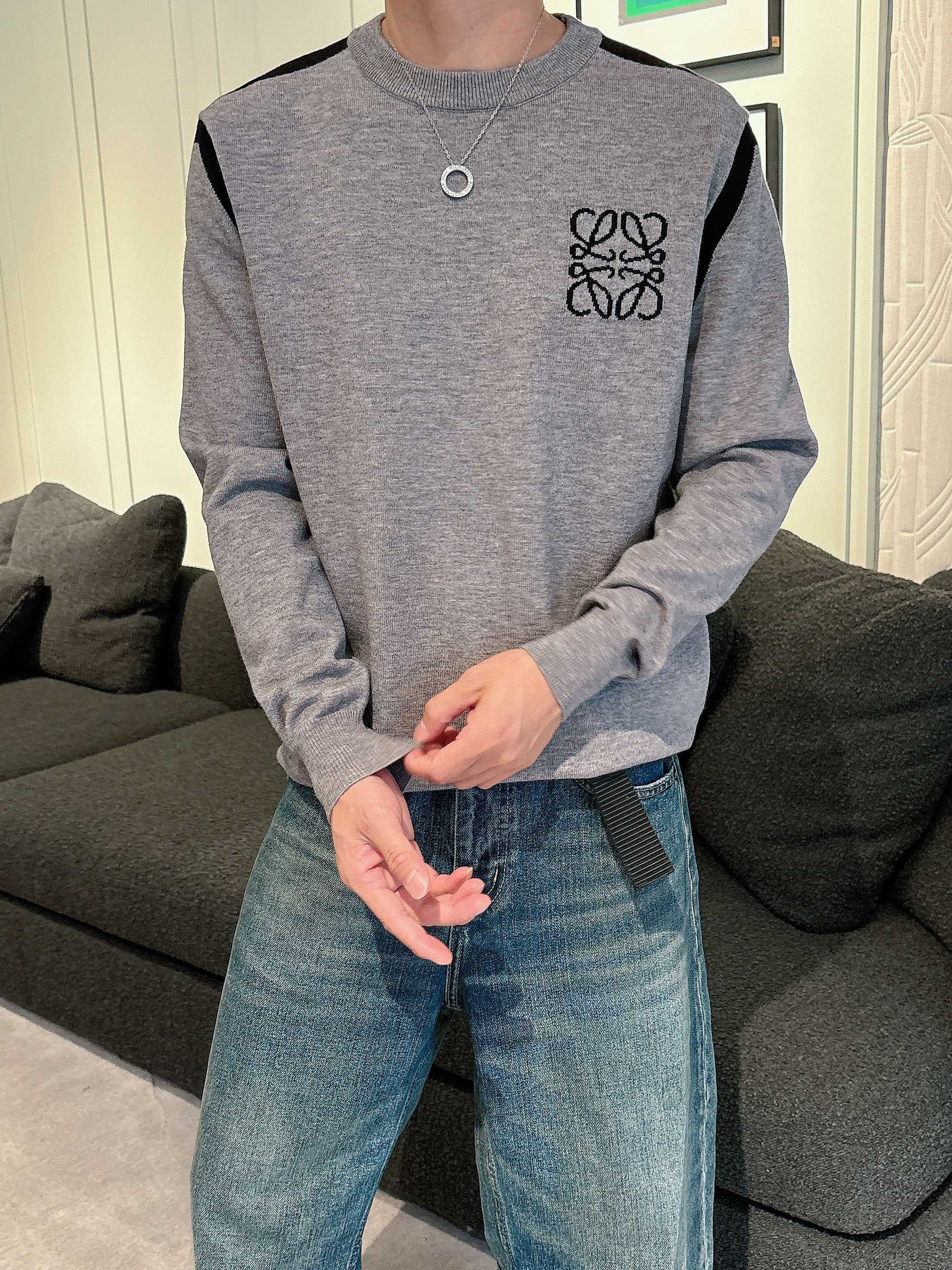 · 罗意威loewe 2025官网秋冬季最新款圆领毛衣，专柜同步在售爆款！特供羊毛混纺面料.手感舒适.可