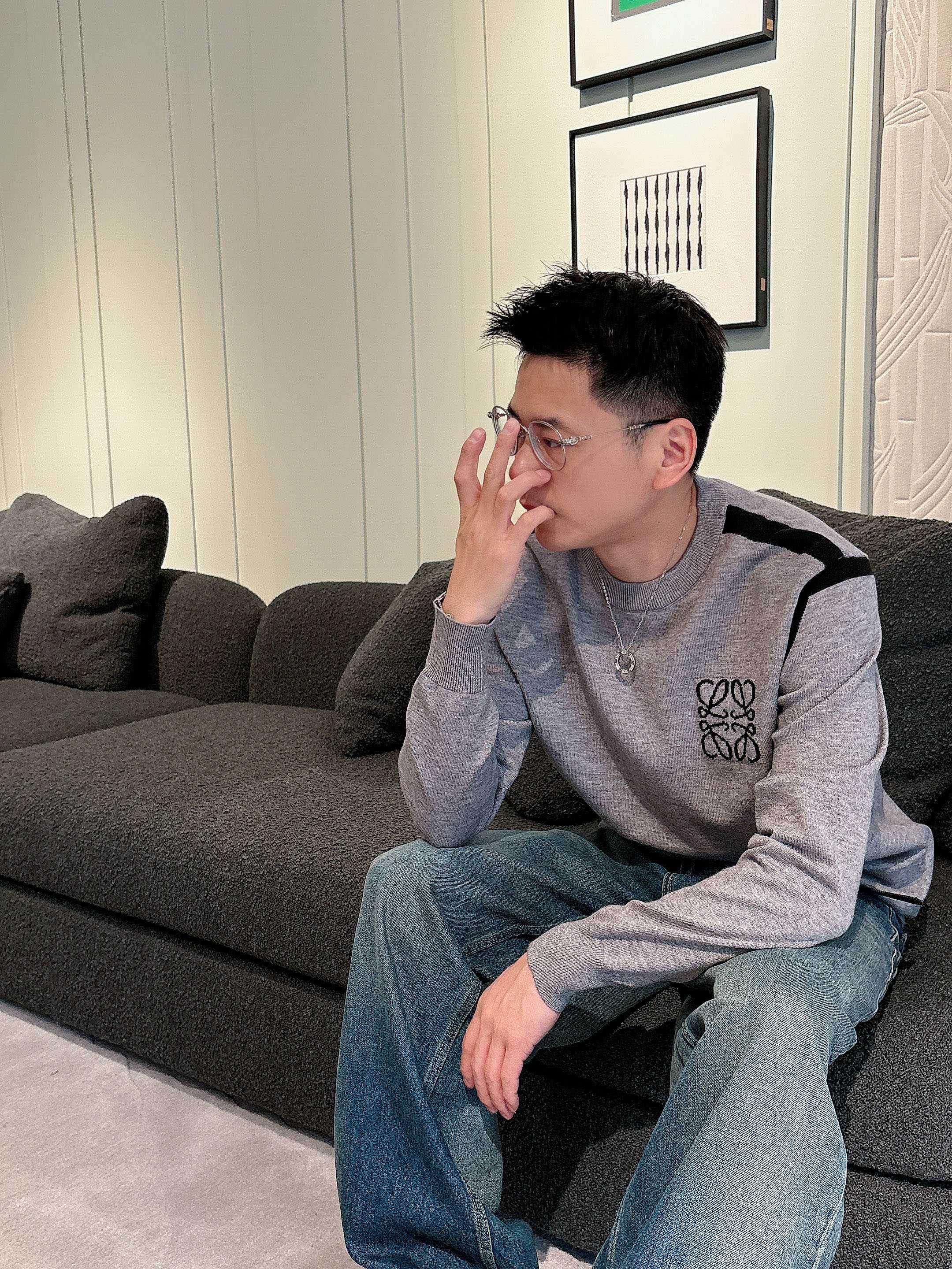 · 罗意威loewe 2025官网秋冬季最新款圆领毛衣，专柜同步在售爆款！特供羊毛混纺面料.手感舒适.可