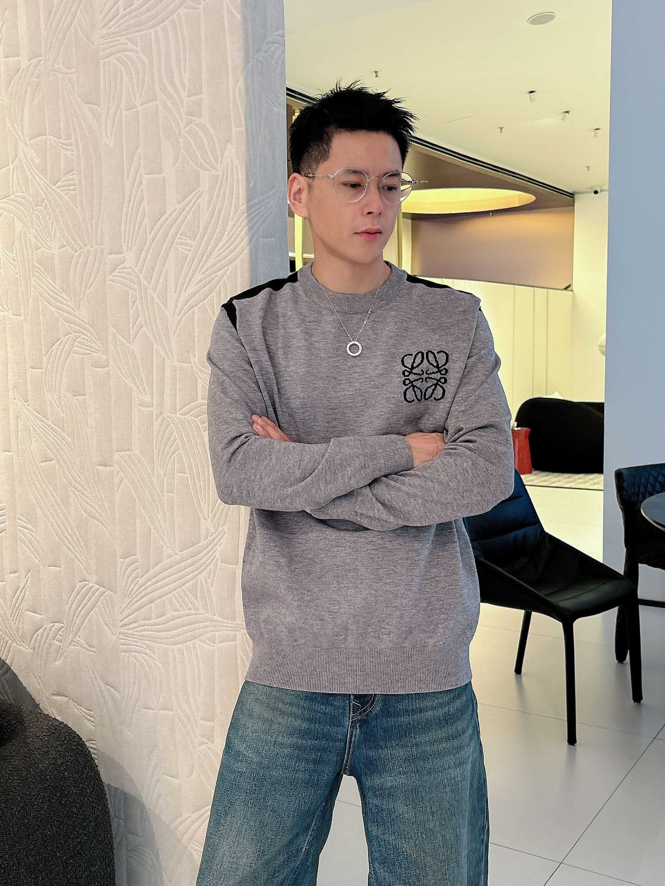 NO:691317,. Loewe official website 2025 autumn and winter latest round neck sweater, popular models are on sale at the same time at the counter!  Specially made of wool blended fabric. It feels comfortable. It can be directly in contact with the skin. The logo badge is exquisite and extremely eye-catching!  The details highlight the fashionable charm of big brands. Exquisite workmanship. Three-dimensional cutting style. The wearing effect is invincible and handsome!  All three standards are complete!  Size M-3XL,,loewe,loewe,sweaters,19860909. 罗意威loewe 2025官网秋冬季最新款圆领毛衣,专柜同步在售爆款！特供羊毛混纺面料.手感舒适.可直接接触皮肤,logo徽章精致标志,极为抢眼！细节凸显大牌时尚魅力.精致做工.立体裁剪风格.穿着效果无敌帅气！三标齐全！码数M-3XL,,loewe,loewe,sweaters,,Men's clothing