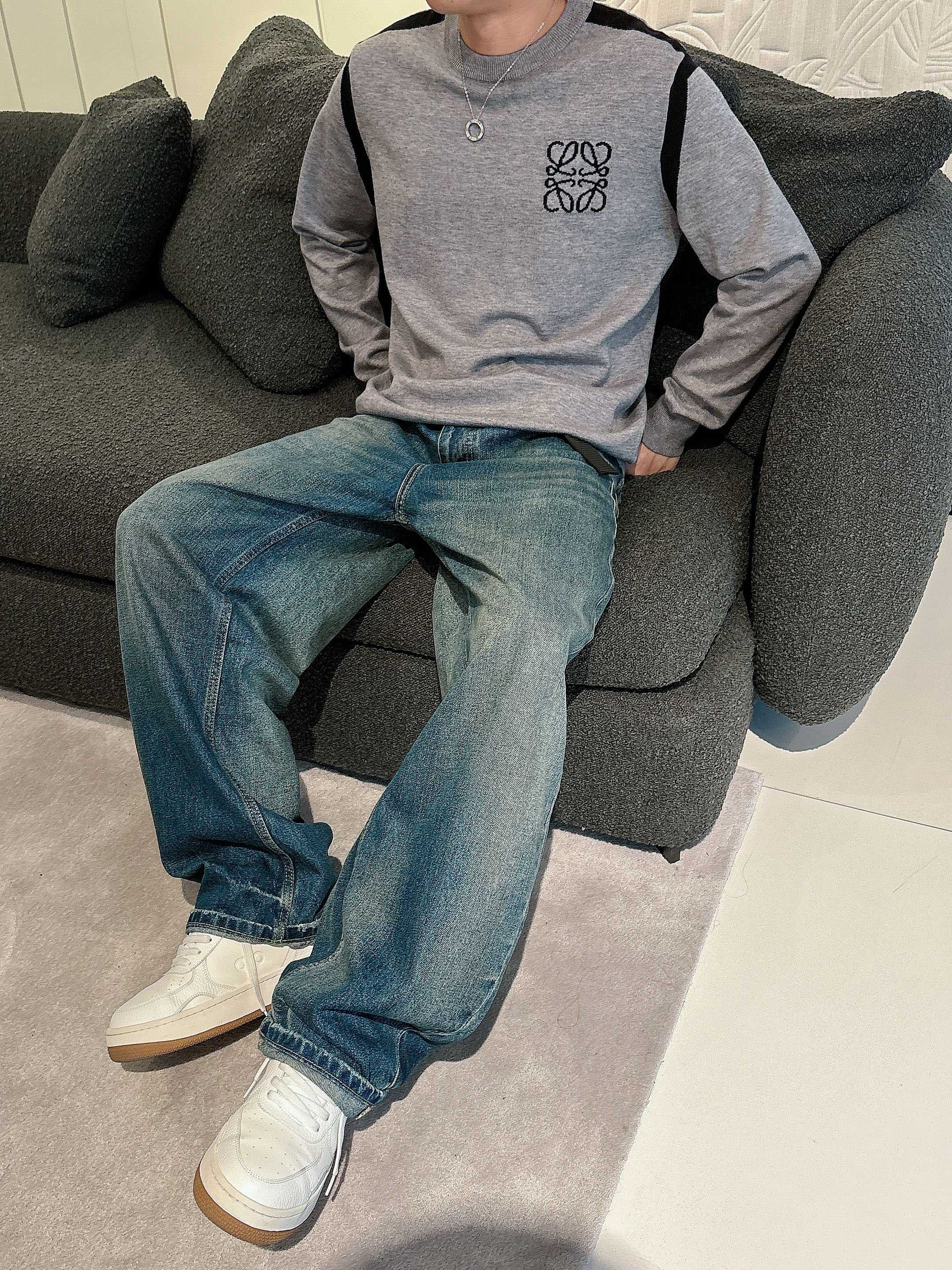 · 罗意威loewe 2025官网秋冬季最新款圆领毛衣，专柜同步在售爆款！特供羊毛混纺面料.手感舒适.可