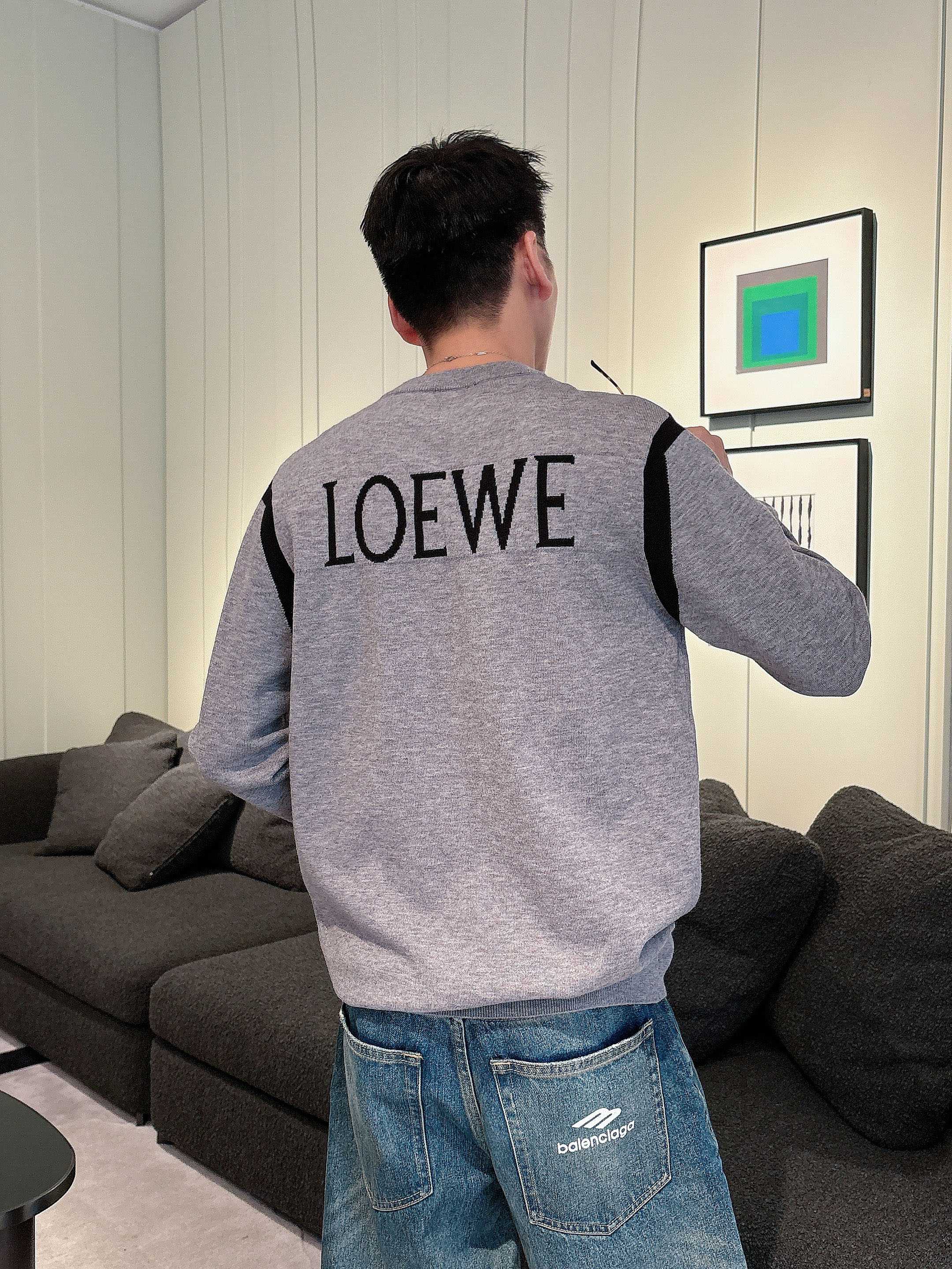 · 罗意威loewe 2025官网秋冬季最新款圆领毛衣，专柜同步在售爆款！特供羊毛混纺面料.手感舒适.可