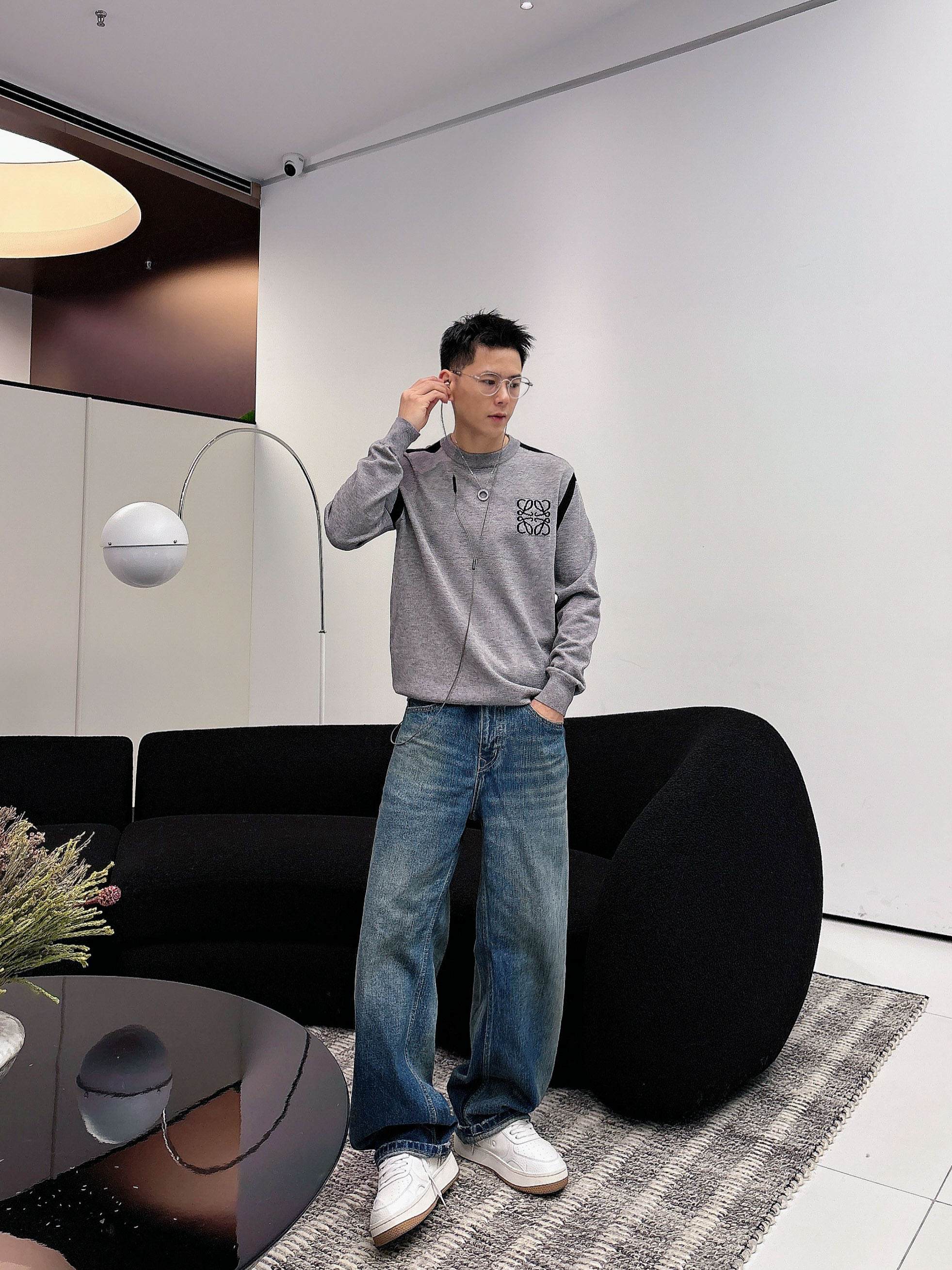 · 罗意威loewe 2025官网秋冬季最新款圆领毛衣，专柜同步在售爆款！特供羊毛混纺面料.手感舒适.可