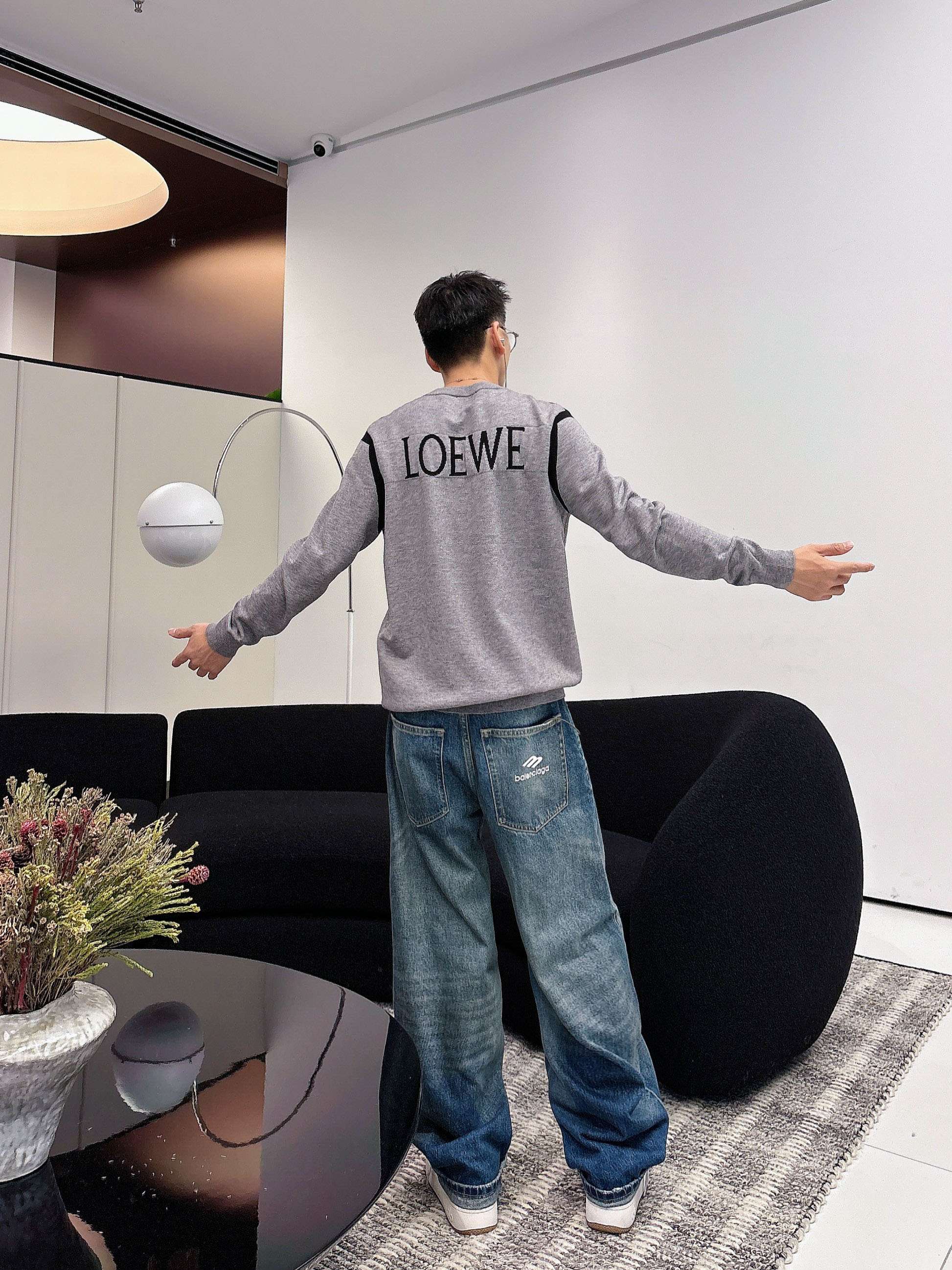 · 罗意威loewe 2025官网秋冬季最新款圆领毛衣，专柜同步在售爆款！特供羊毛混纺面料.手感舒适.可