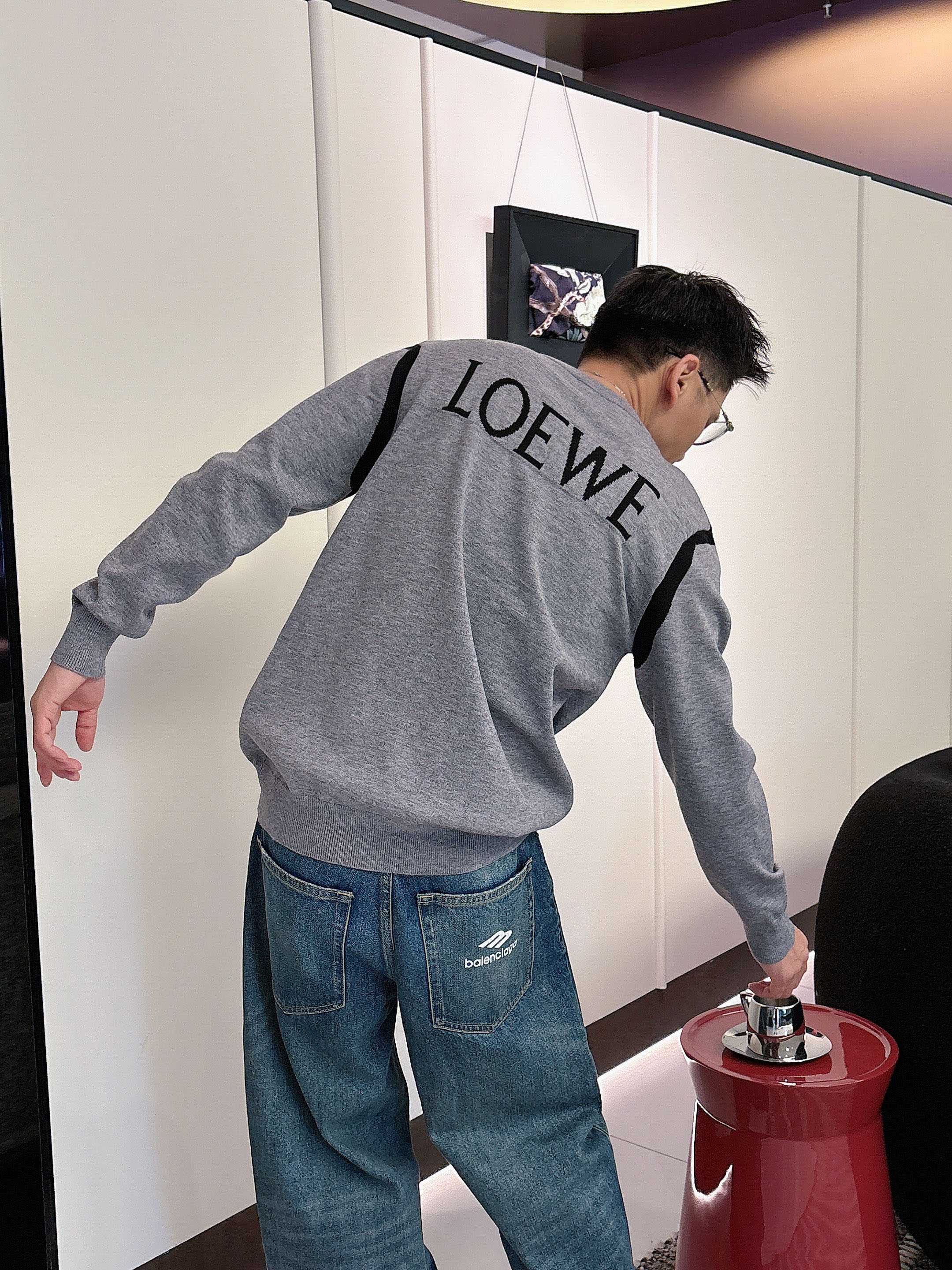 · 罗意威loewe 2025官网秋冬季最新款圆领毛衣，专柜同步在售爆款！特供羊毛混纺面料.手感舒适.可