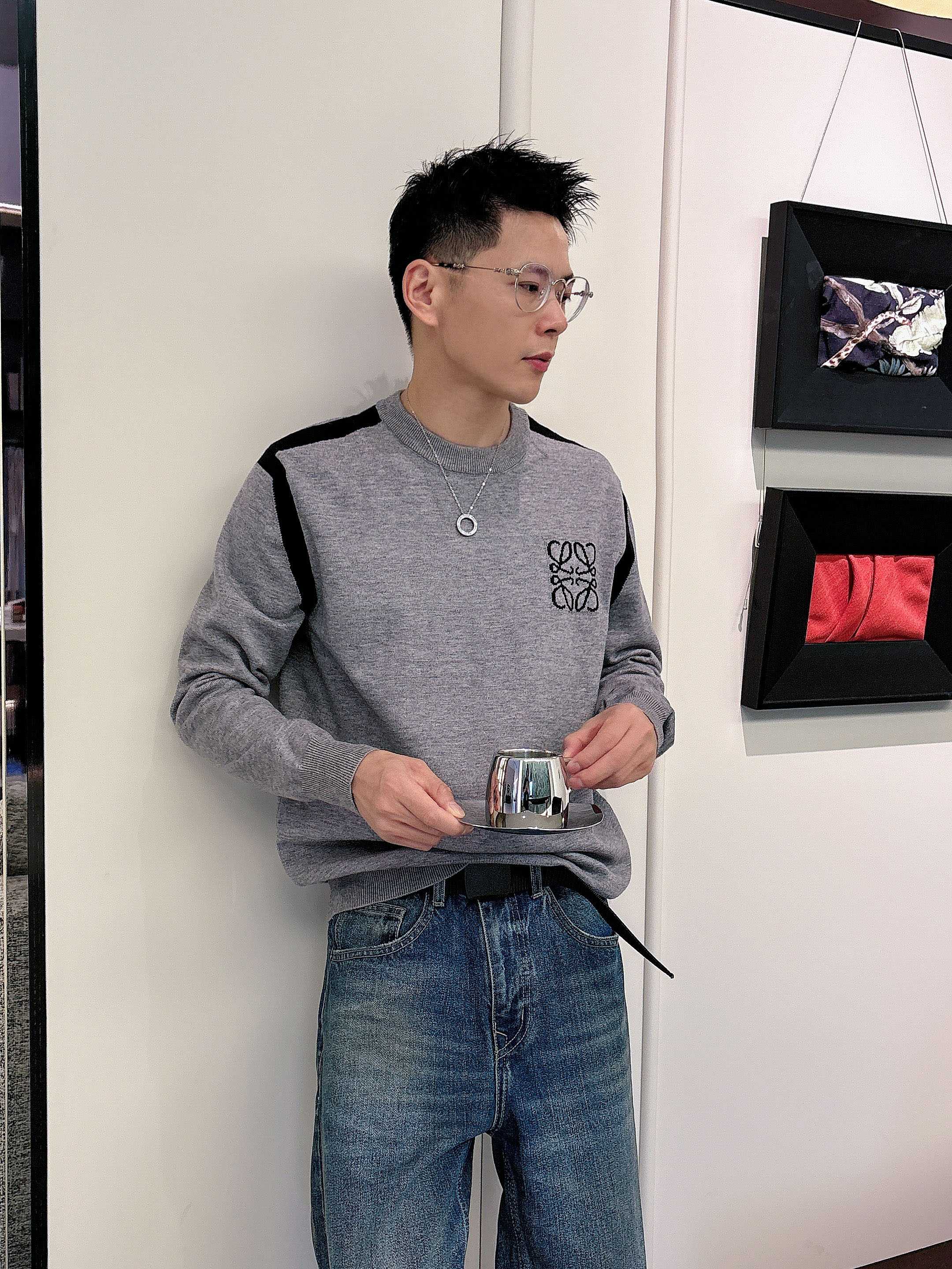 · 罗意威loewe 2025官网秋冬季最新款圆领毛衣，专柜同步在售爆款！特供羊毛混纺面料.手感舒适.可