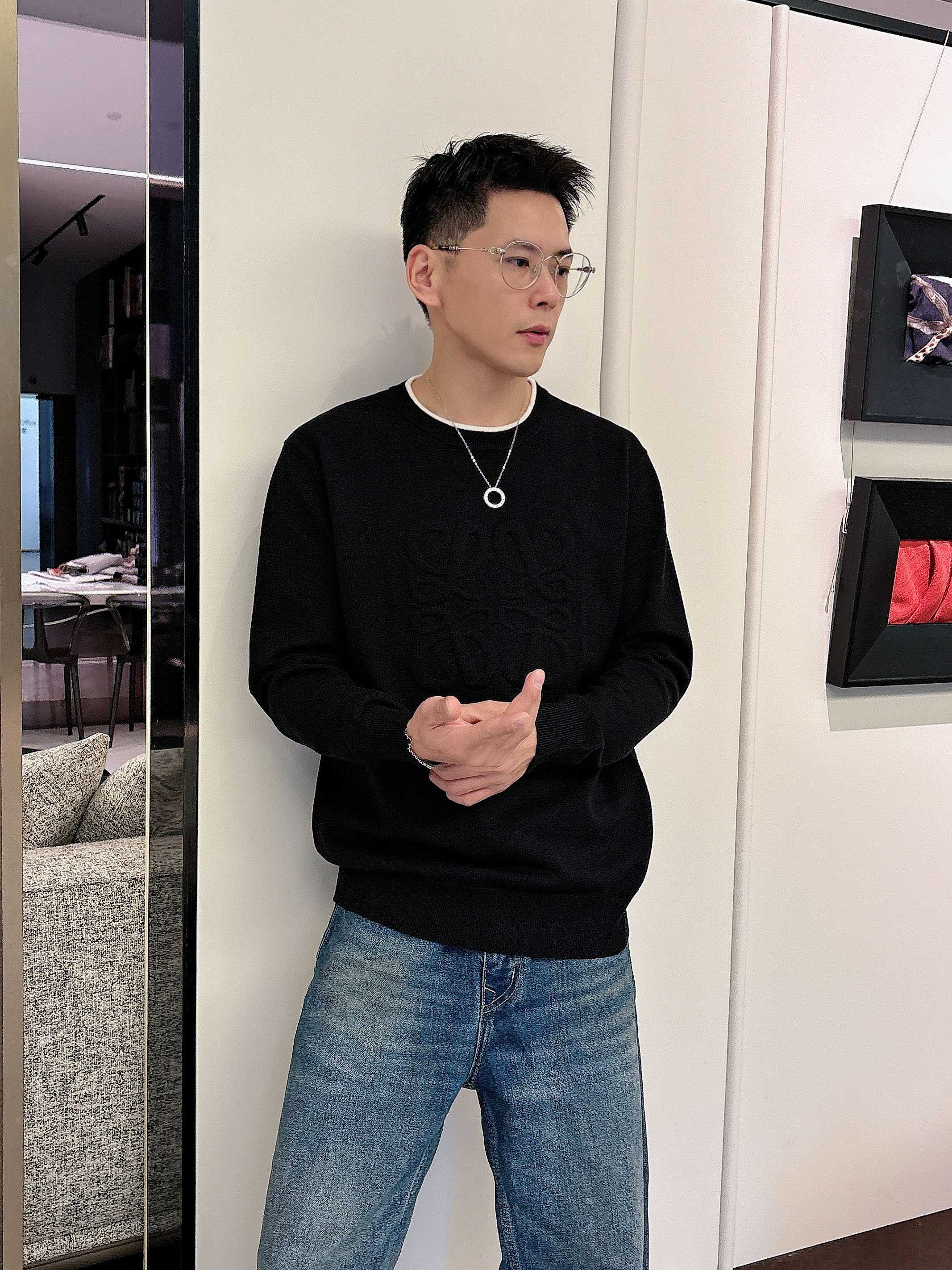 · 罗意威loewe 2025官网秋冬季最新款圆领毛衣，专柜同步在售爆款！特供羊毛混纺面料.手感舒适.可