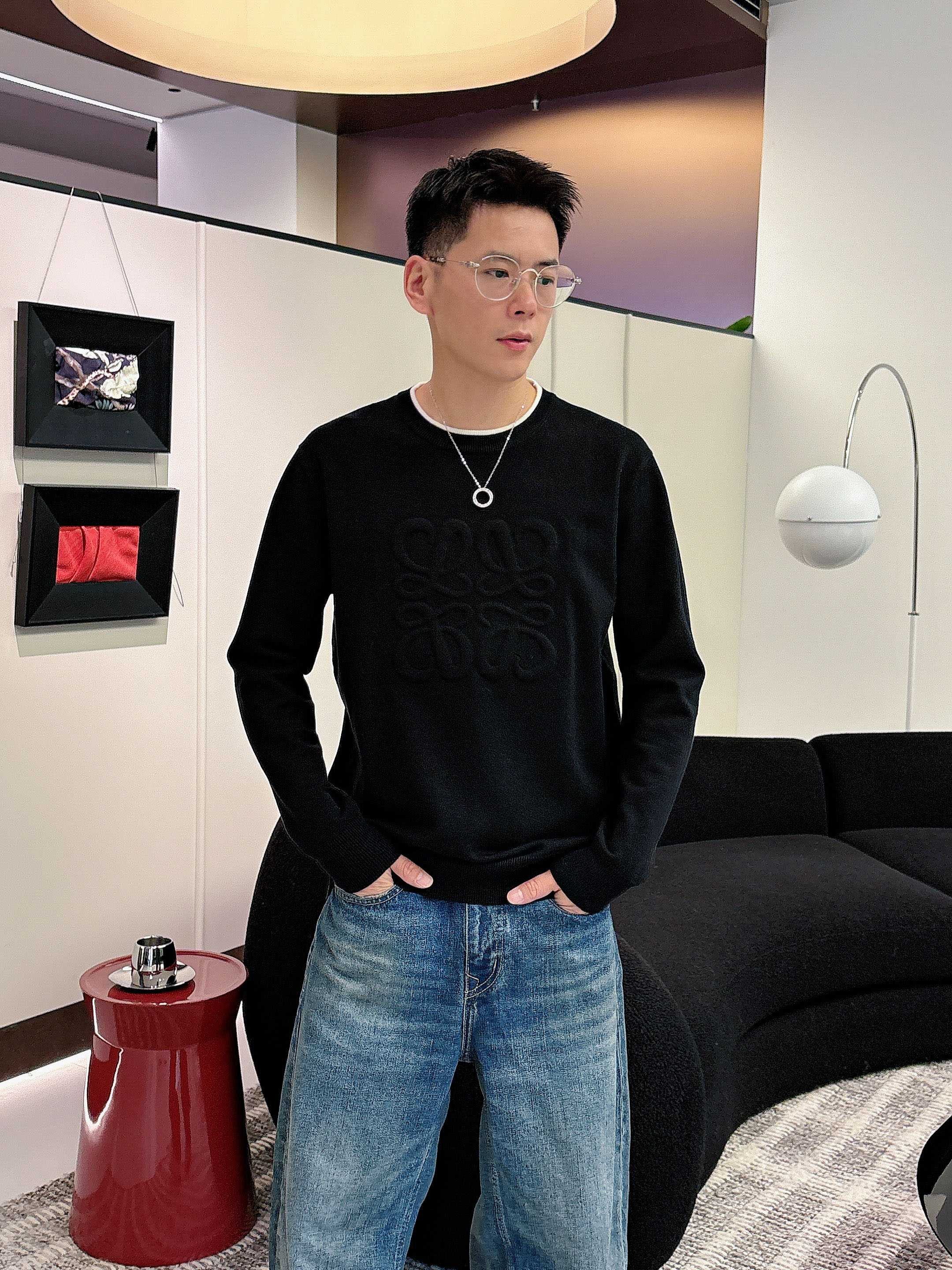 · 罗意威loewe 2025官网秋冬季最新款圆领毛衣，专柜同步在售爆款！特供羊毛混纺面料.手感舒适.可