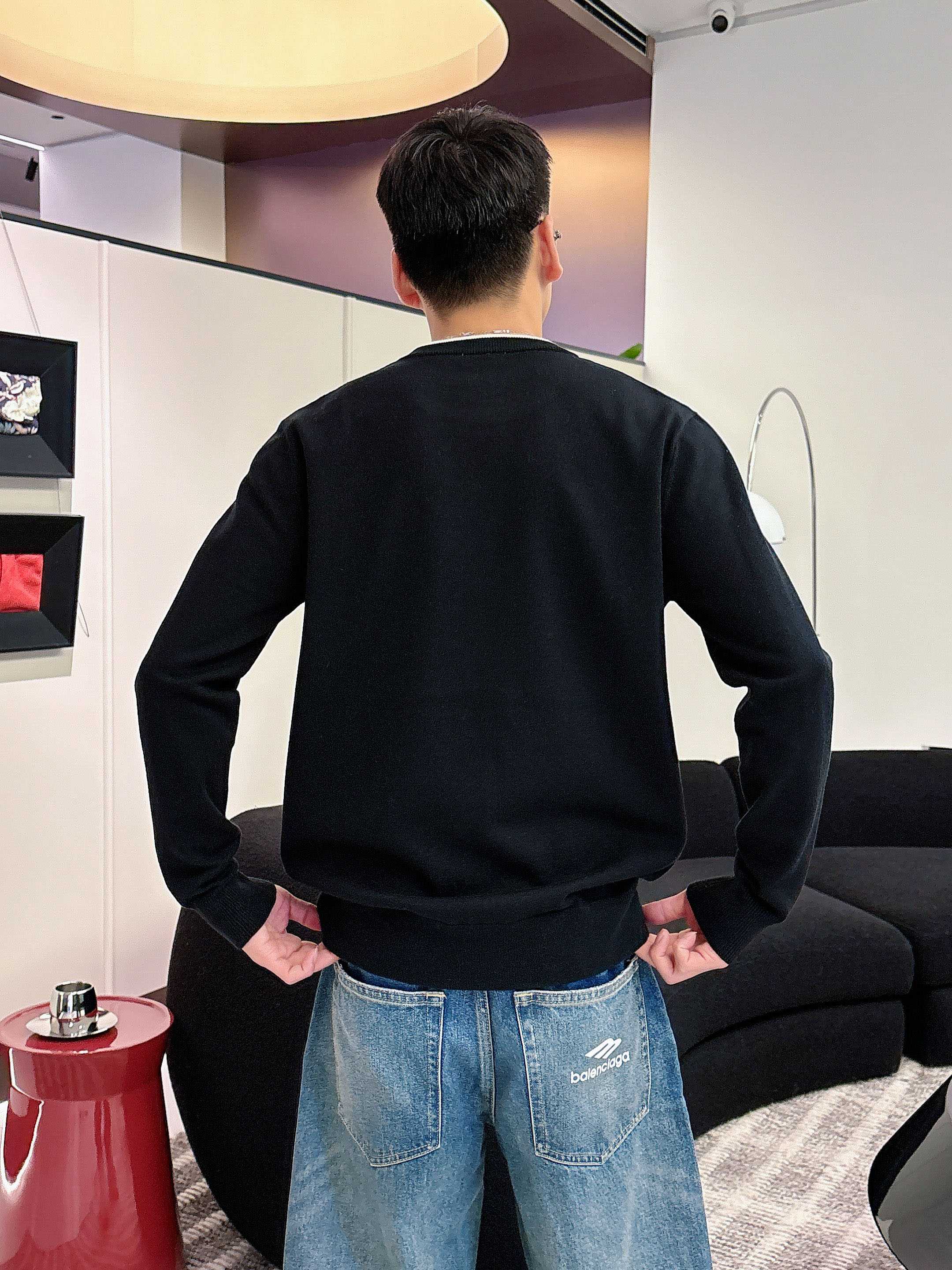 · 罗意威loewe 2025官网秋冬季最新款圆领毛衣，专柜同步在售爆款！特供羊毛混纺面料.手感舒适.可