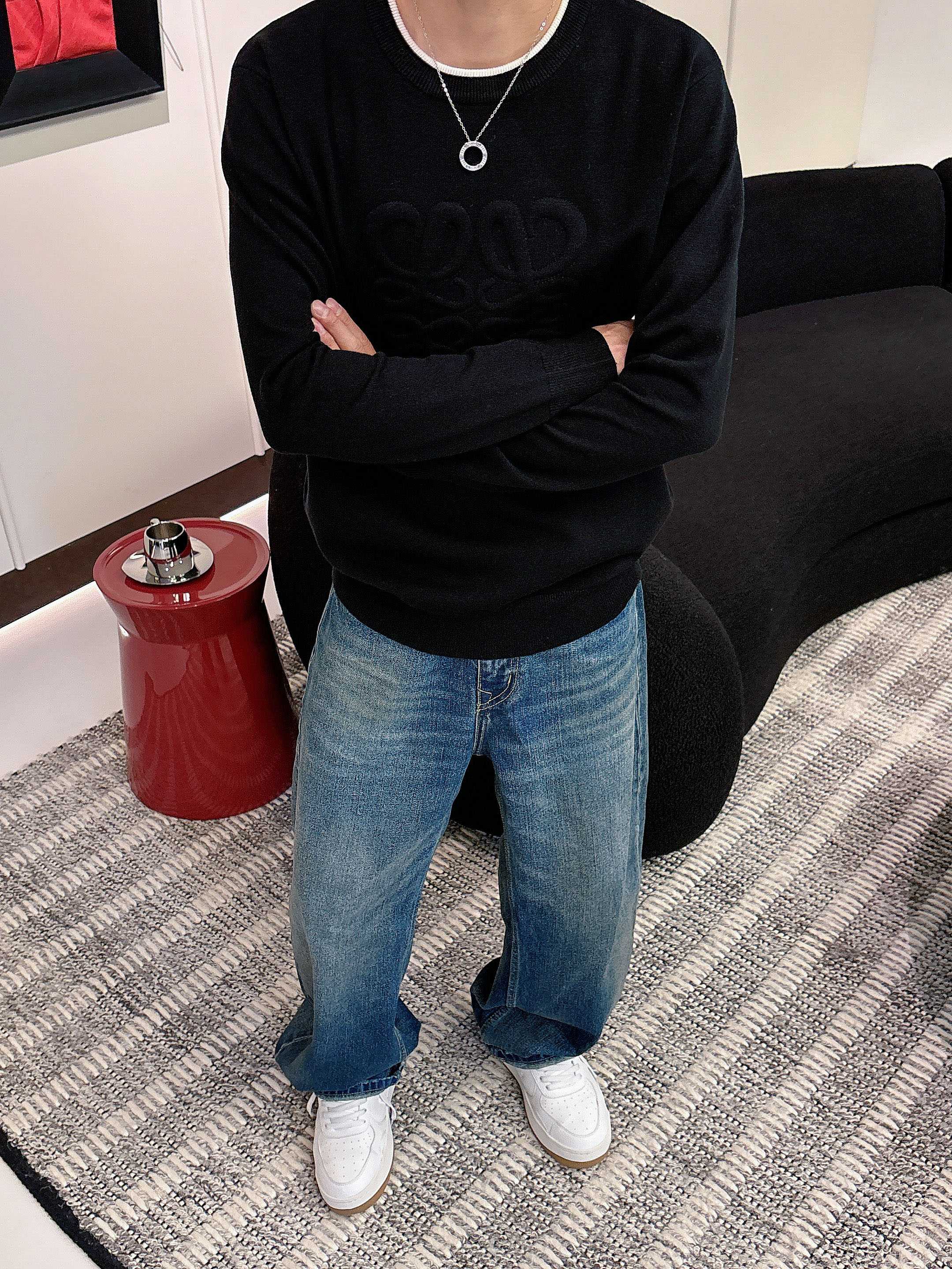 · 罗意威loewe 2025官网秋冬季最新款圆领毛衣，专柜同步在售爆款！特供羊毛混纺面料.手感舒适.可