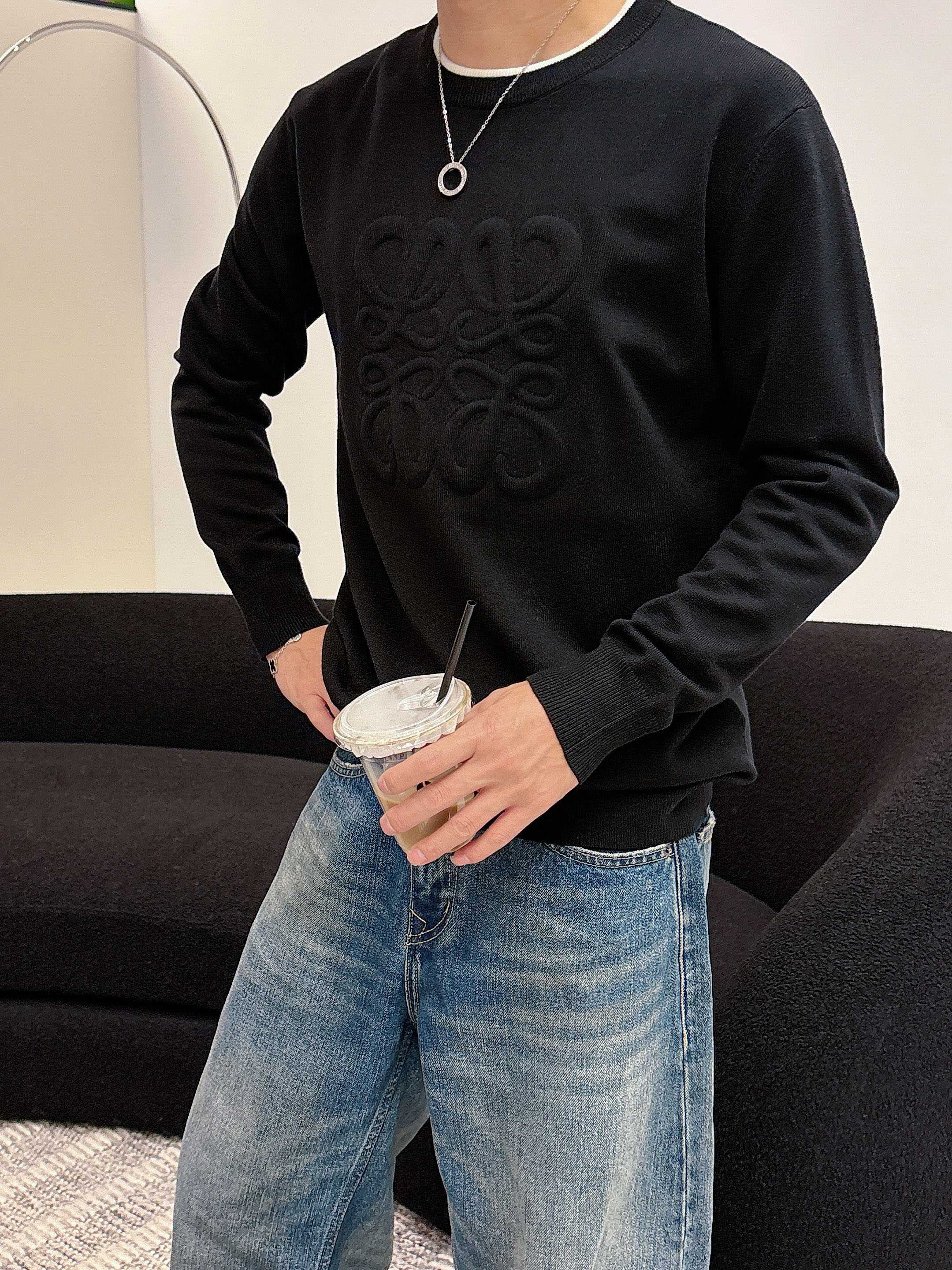 · 罗意威loewe 2025官网秋冬季最新款圆领毛衣，专柜同步在售爆款！特供羊毛混纺面料.手感舒适.可