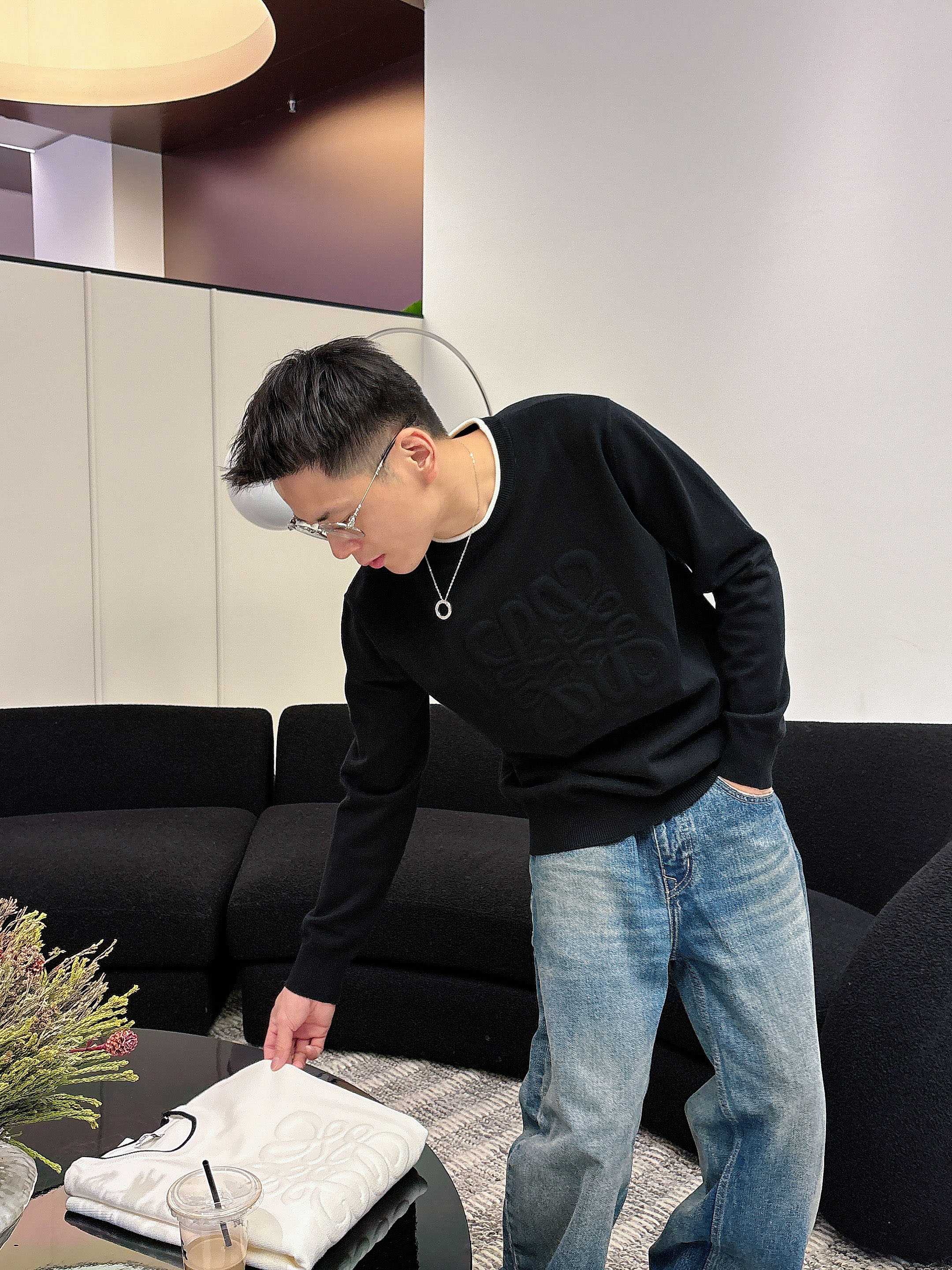 · 罗意威loewe 2025官网秋冬季最新款圆领毛衣，专柜同步在售爆款！特供羊毛混纺面料.手感舒适.可